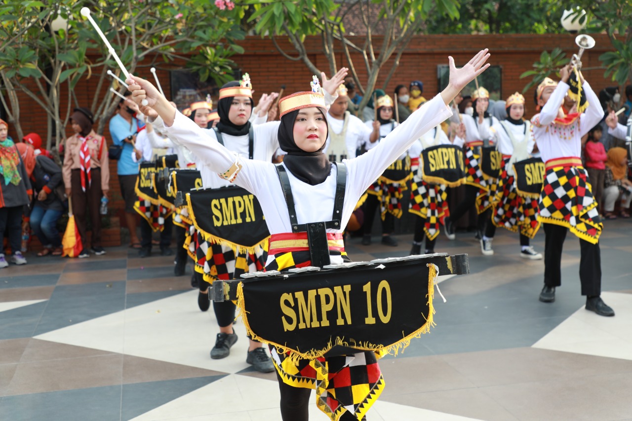 Foto 6 dari 9: Parade Senja SMPN 10 dan PBB Kreasi Kwarcab Pramuka Kota Madiun Banjir Atensi