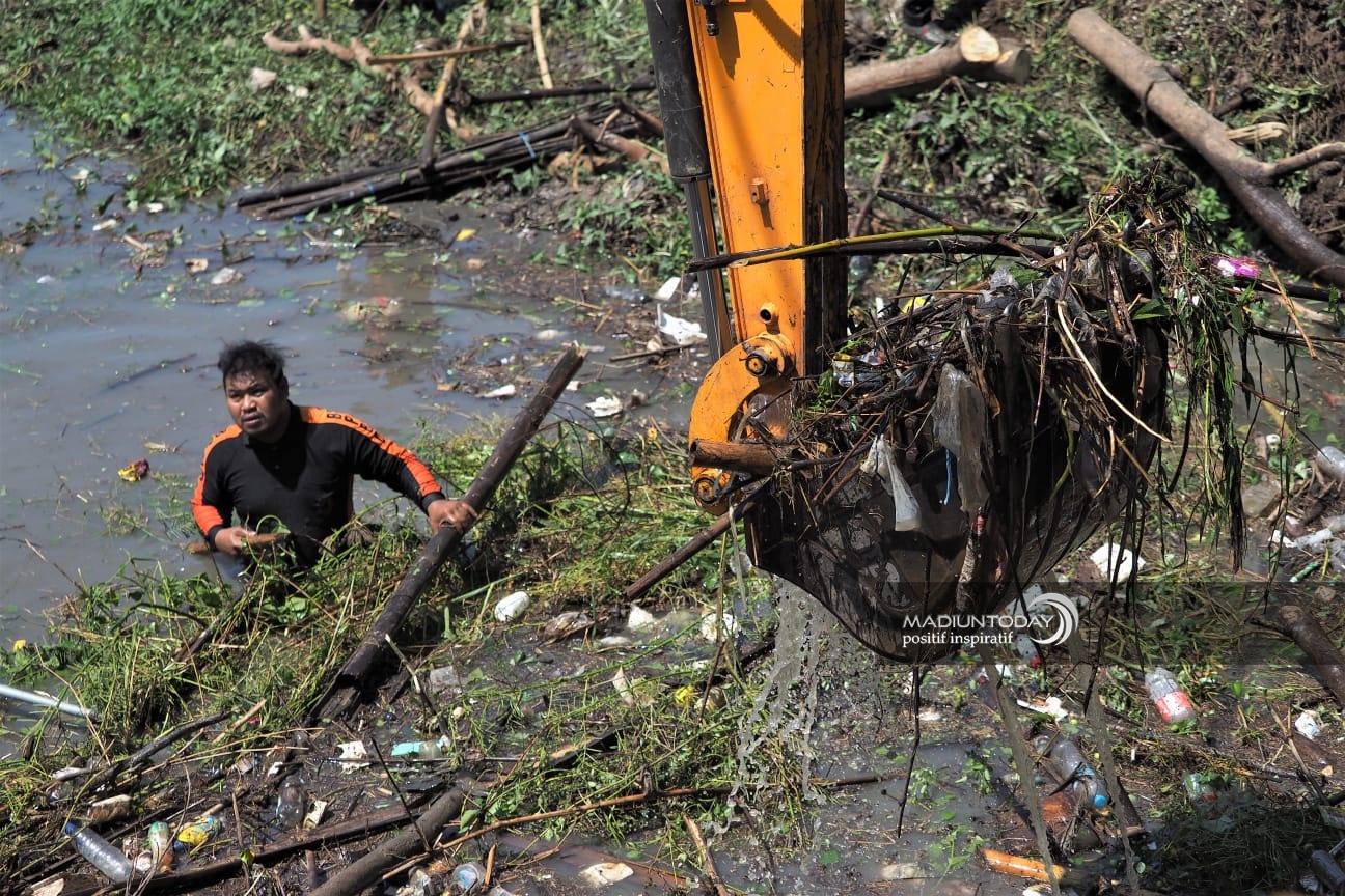 Foto 3 dari 8: Antisipasi Musim Penghujan, BPBD Bersih-Bersih Kali Piring