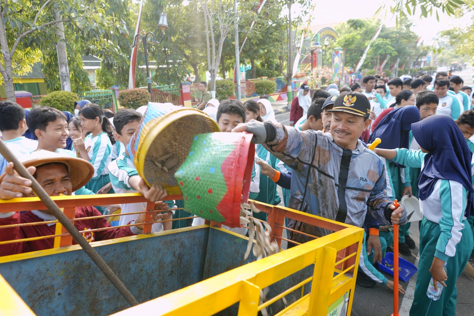Foto 1 dari 6: Bawa Rinjing Hingga Perlengkapan Bersih-Bersih, Siswa SD-SMP Kota Madiun Lakukan Gerakan Kota Madiun Cinta Kebersihan