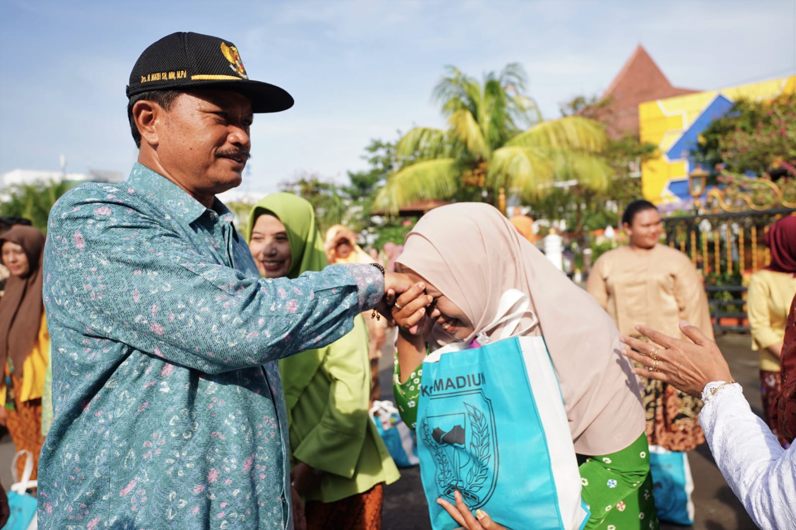 Peringati Hari Kartini, Wali Kota Maidi Beri Perhatian Srikandi Kebersihan