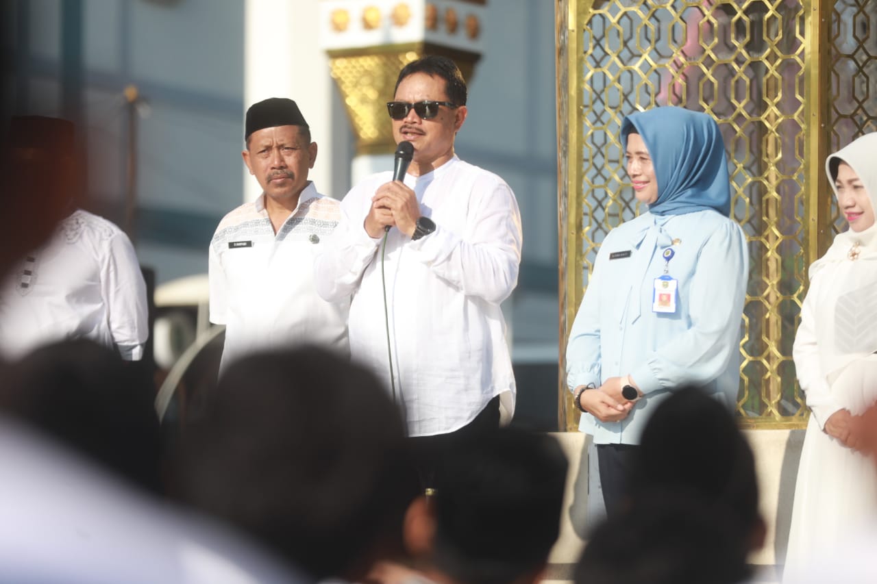 Foto 1 dari 14: Hadiri Peringatan Isra Mi’raj SMPN 7 dan 14 di PRC, Wali Kota Harap Jadi Momentum Mempertebal Keimanan