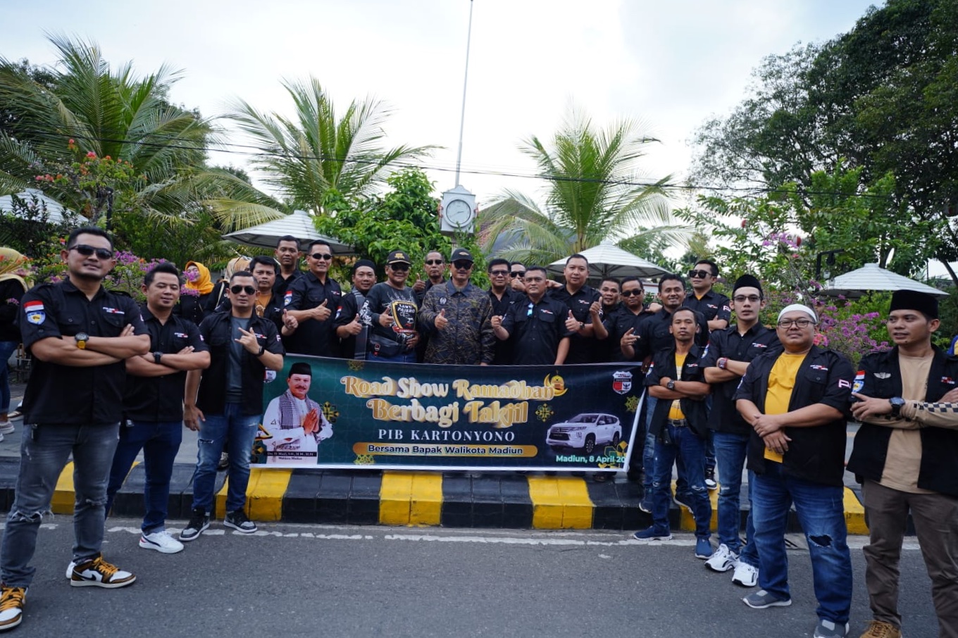 Foto 1 dari 10: Hadiri Giat Berbagi Takjil Komunitas Pajero, Wali Kota Apresiasi Kepedulian Komunitas untuk Sesama