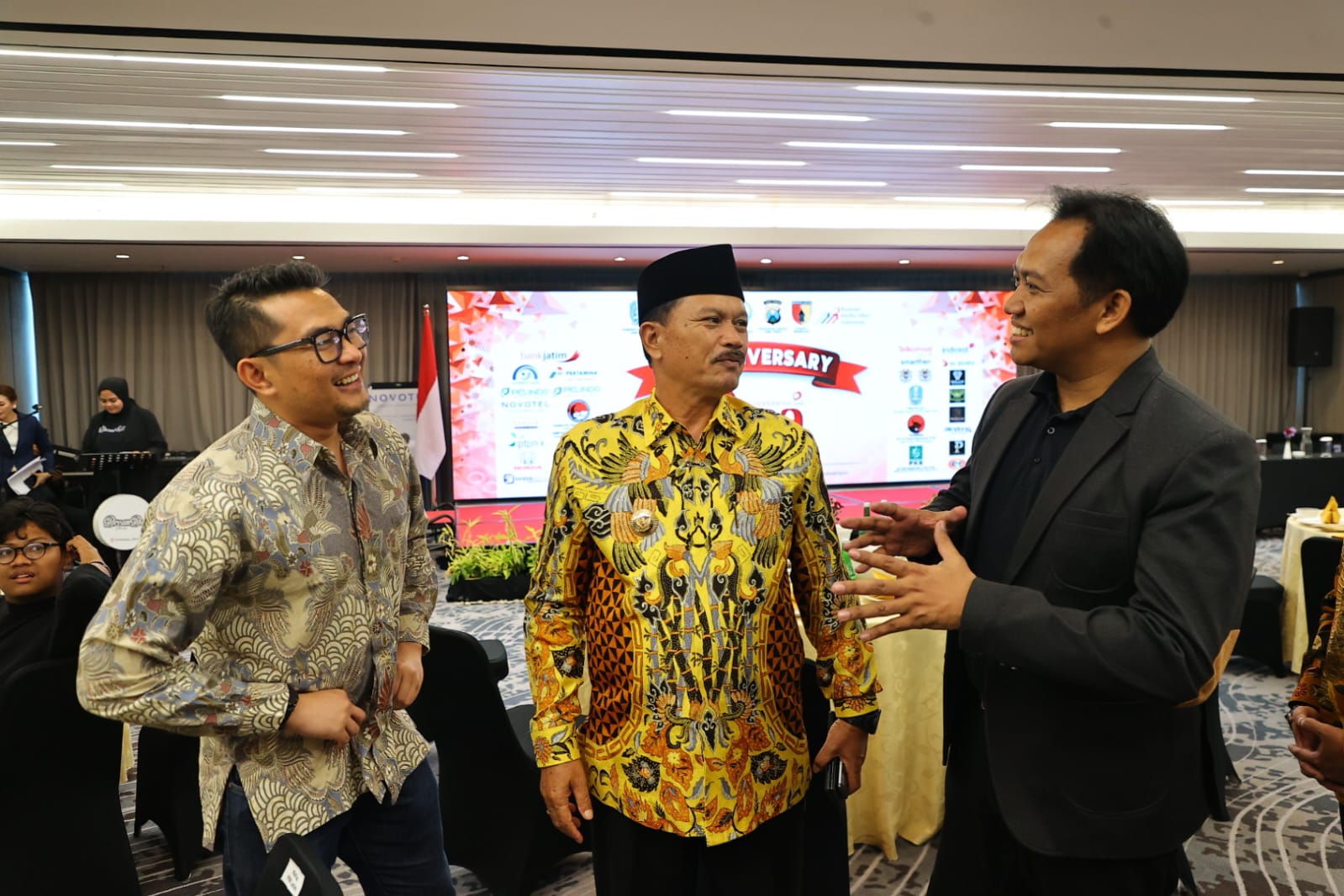 Foto 1 dari 4: Banyak Kreasi Bangun Kota, Wali Kota Maidi Raih Penghargaan The Right Man On The Right Place Kategori The Most Innovative Leader dari Lensa Indonesia