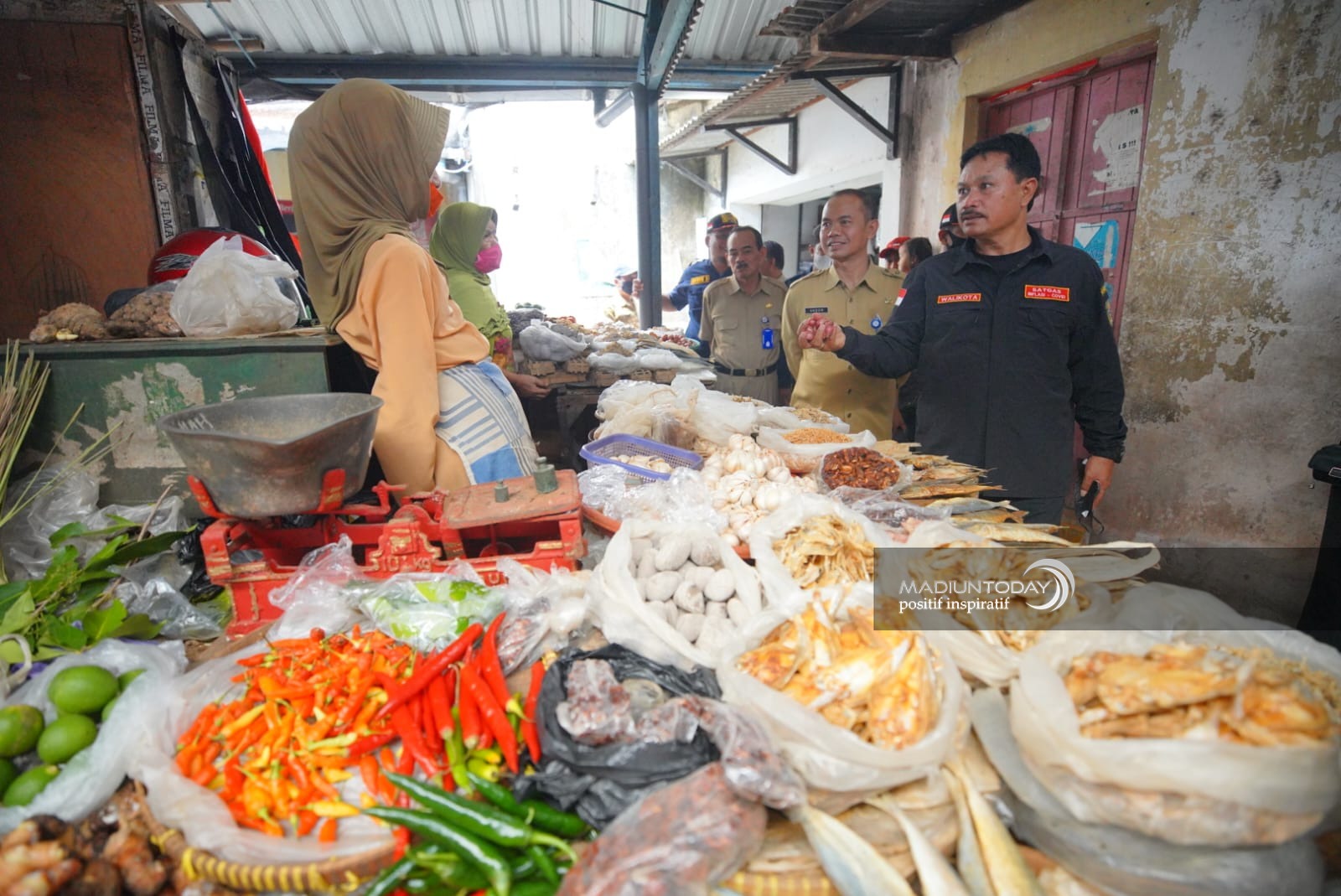 Foto 5 dari 10: Subsidi Pasar Makin Meluas, Wali Kota : Pemerataan Harga Untuk Selamatkan Pedagang