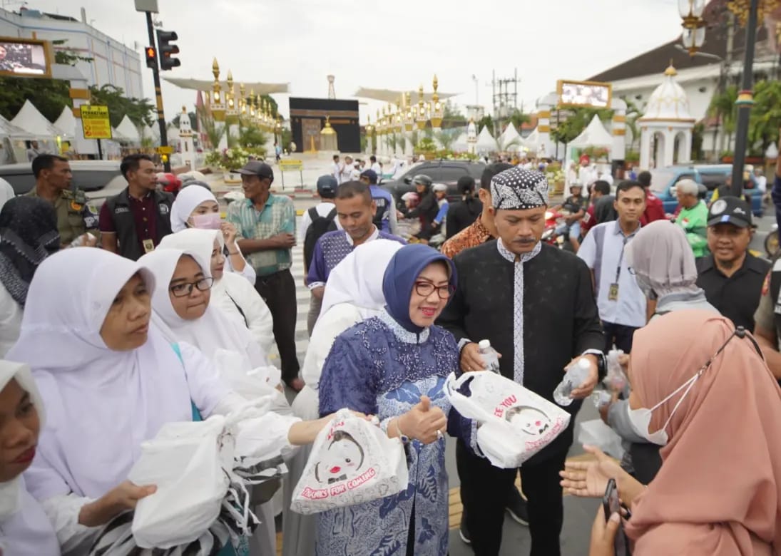 Foto 5 dari 8: Bagi Takjil Dengan UMKM Dan SMPN 1, Wali Kota : Ajang Pelajaran Peduli Sesama