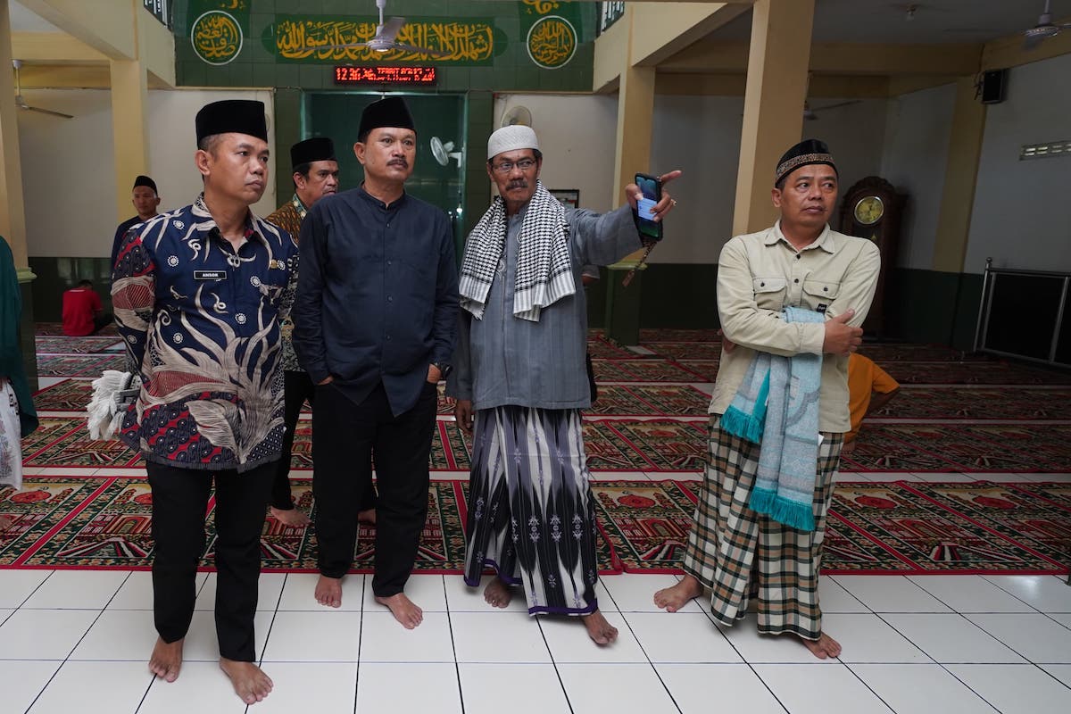 Foto 7 dari 9: Kunjungi Pasar Sleko, Wali Kota Gelar Shalat Jumat Ikuti Shalat Jumat Bersama Warga Dan Pedagang