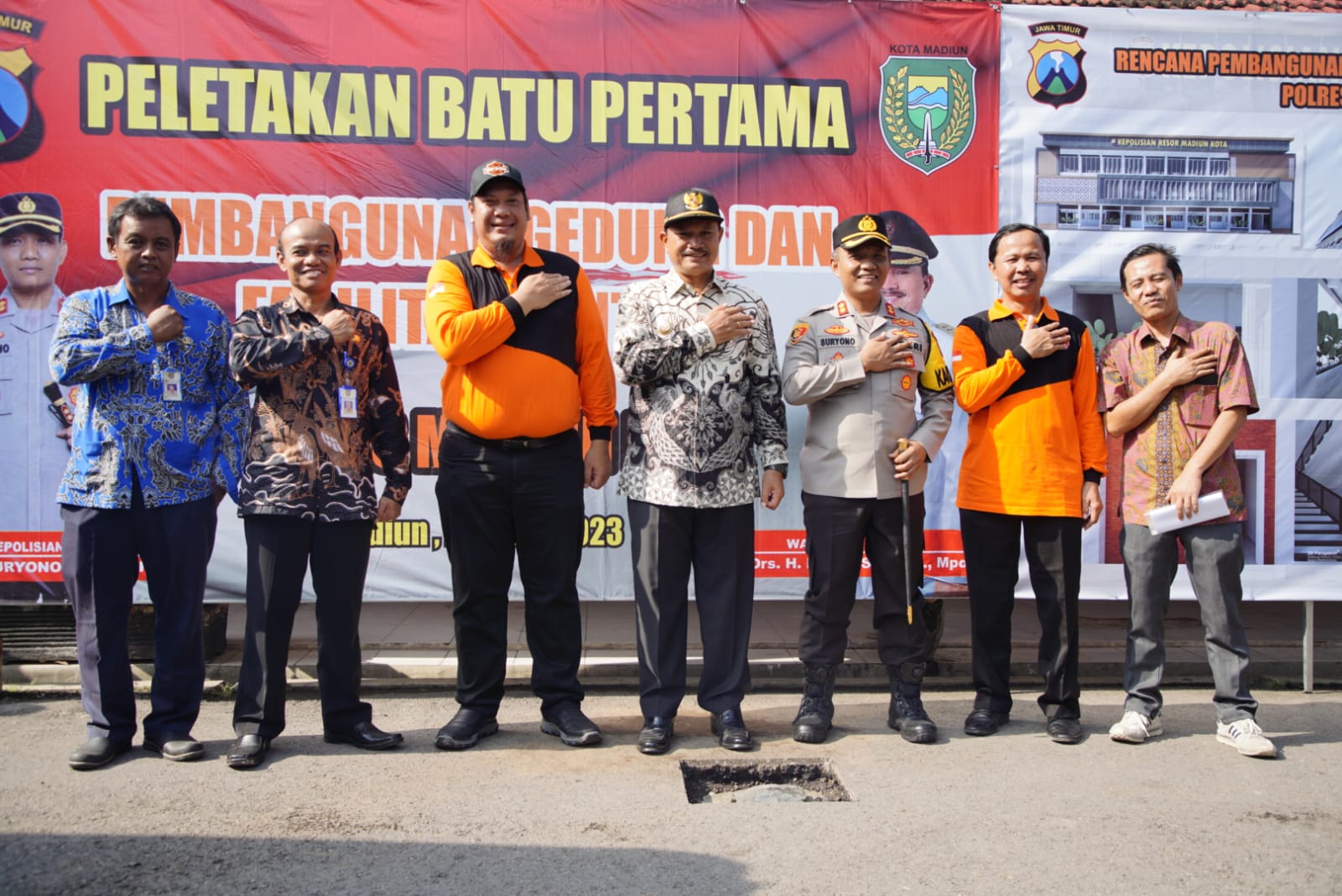 Foto utama berita: Peletakan Batu Pertama Gedung Polres Madiun Kota, Wali Kota Juga Resmikan Musala