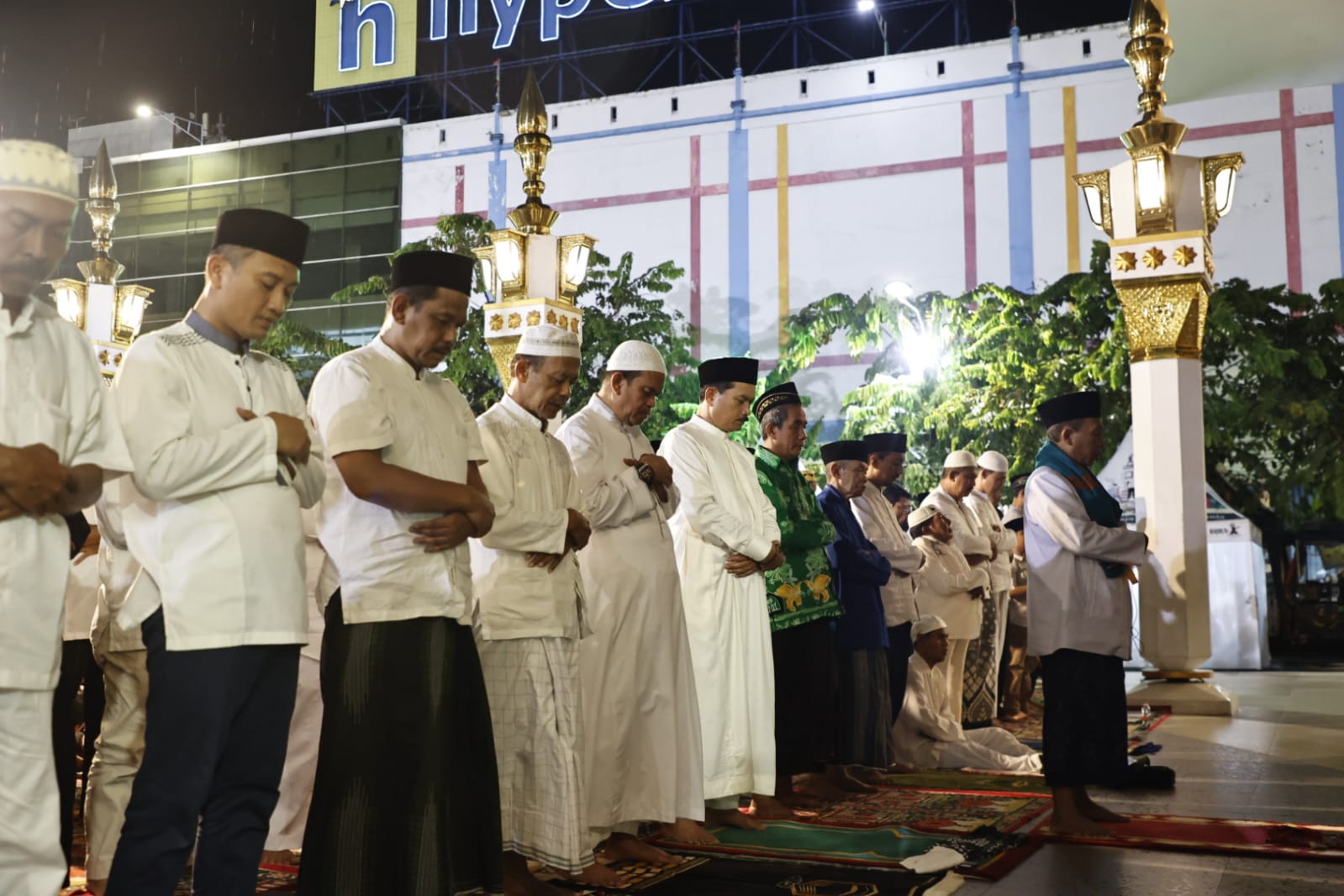 Foto 3 dari 5: Tarawih di Mushola Ka’bah PRC, Wali Kota Ajak Warga Maksimalkan Ibadah dan Ramaikan PRC