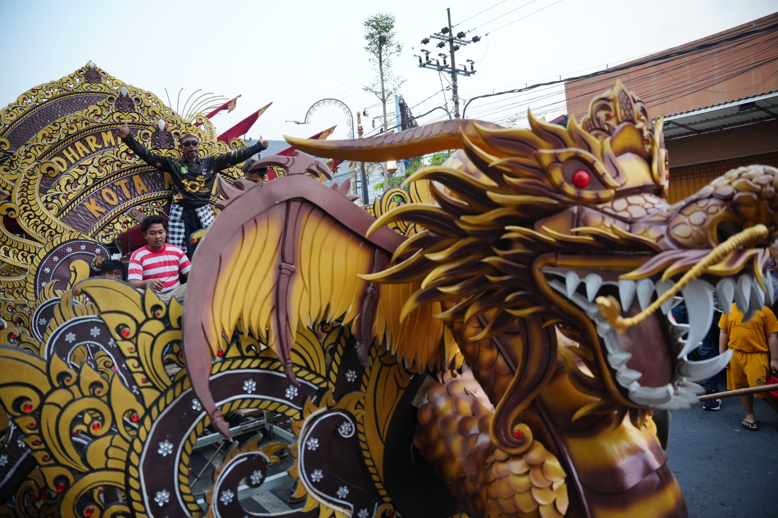 Foto utama berita: Tampil Unik Lagi Menarik, Berikut Momen Keseruan Peserta Madiun Carnival Harmoni Budaya Nusantara