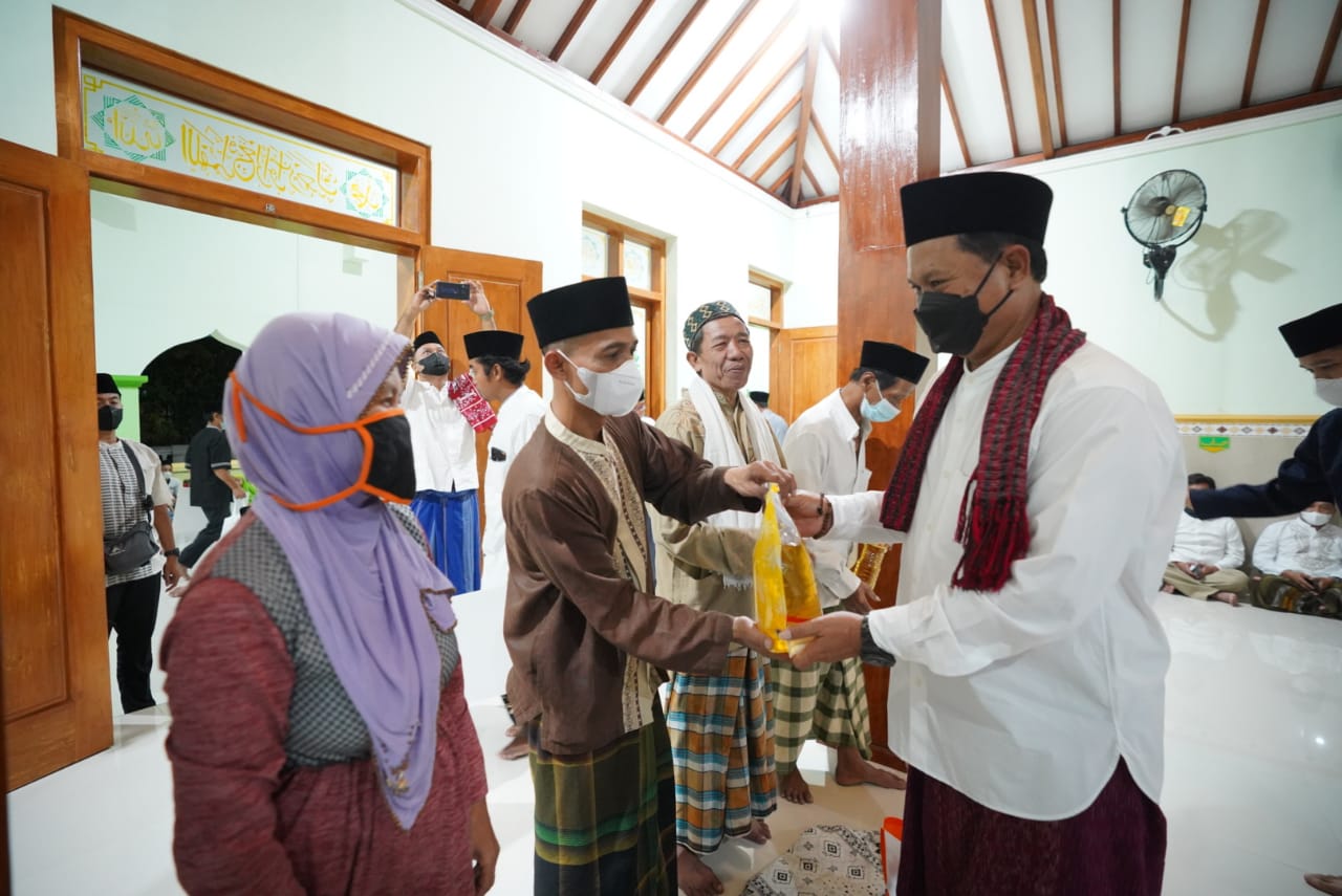 Foto 5 dari 10: Salat Isya di Masjid Al Mubarok, Wali Kota Bagikan Bibit Tanaman untuk Kemandirian Pangan