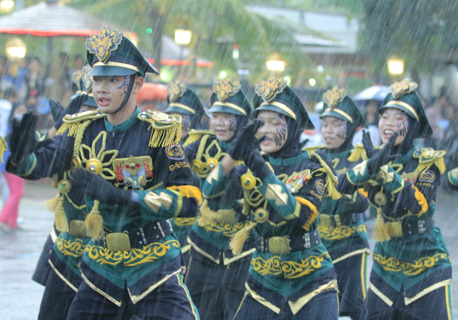 Foto utama berita: Hujan Tak Kunjung Reda, Garda Smada Tetap Menyala