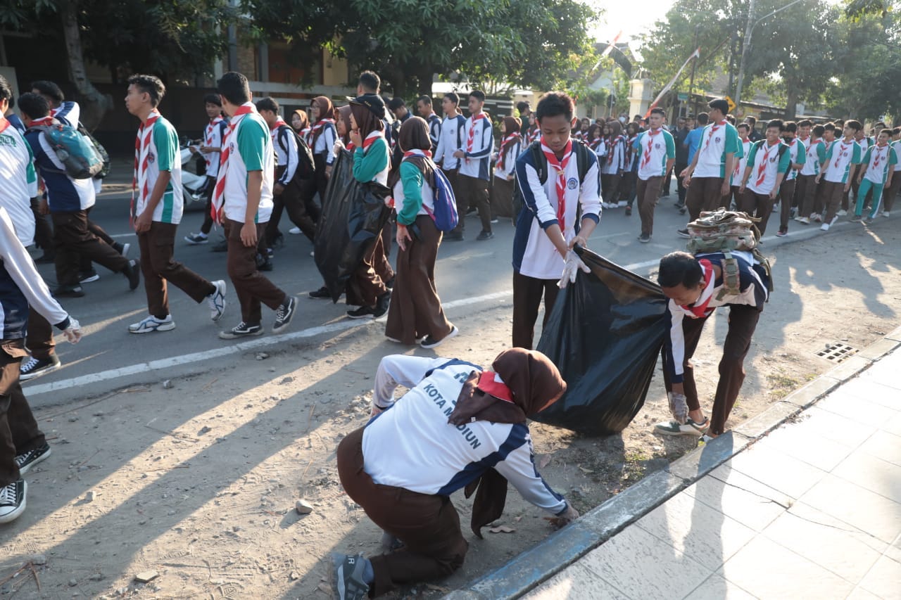 Foto 5 dari 9: Gelar Jalan Sehat, Satpol PP Ajak Siswa Jaga Kebersihan Lingkungan