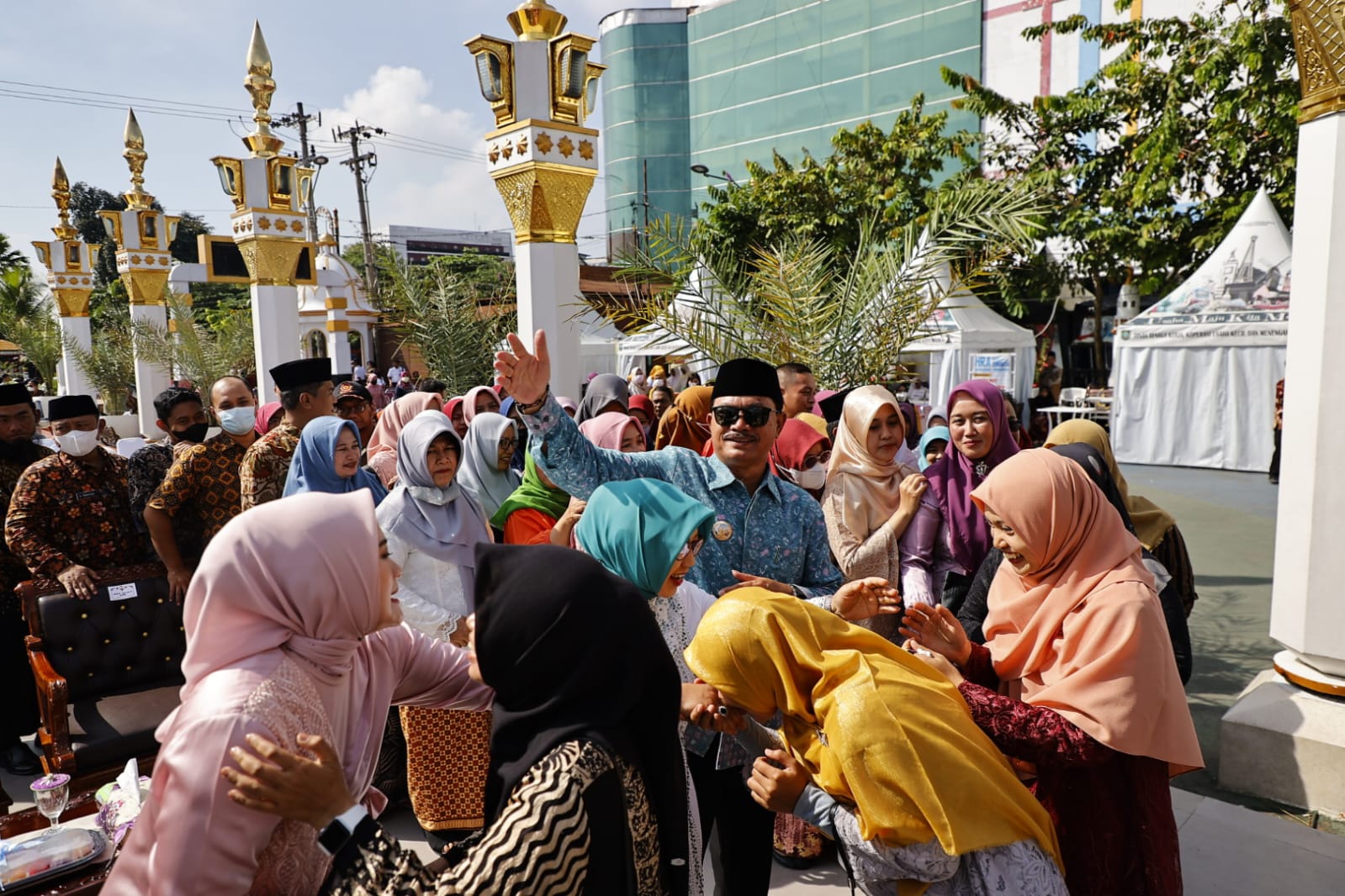 Foto 7 dari 9: Gelar Halal Bihalal Di Depan Replika Ka’bah, Wali Kota : PRC Terbuka Untuk Kegiatan Masyarakat