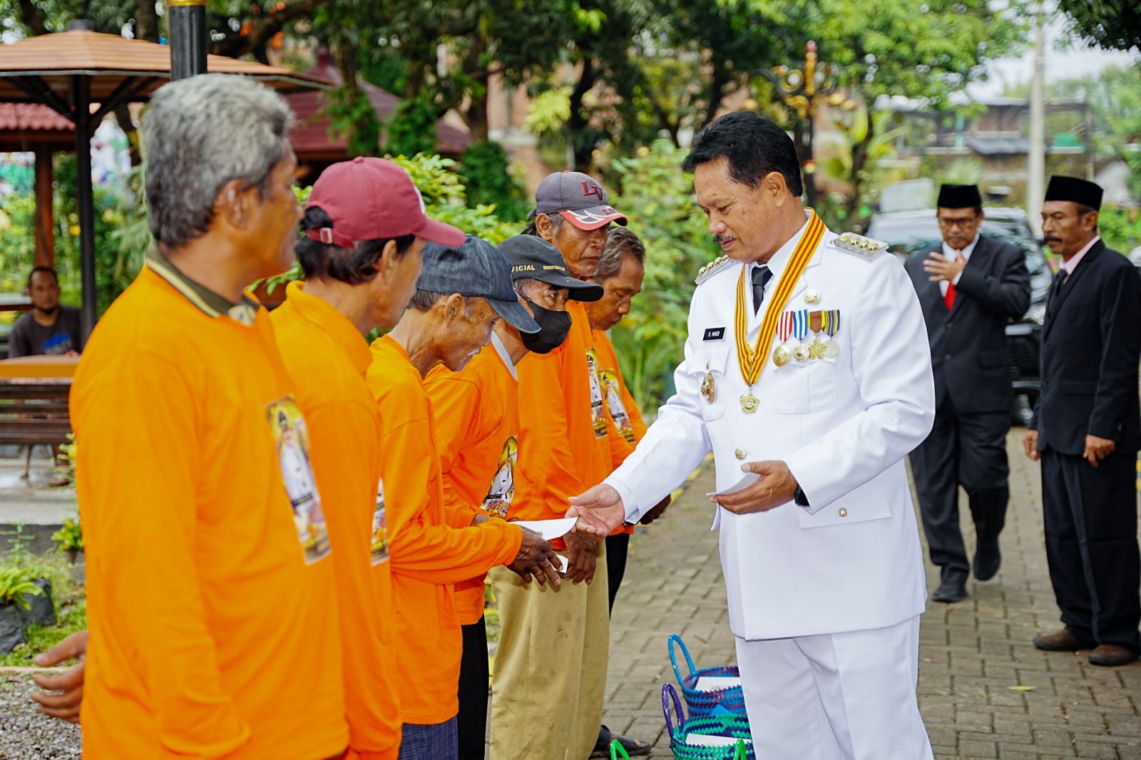 Foto 3 dari 10: Gelar Sarasehan Bersama Satgas Kebersihan, Wali Kota Beri Apresiasi Atas Kontribusi Jaga Keindahan Kota