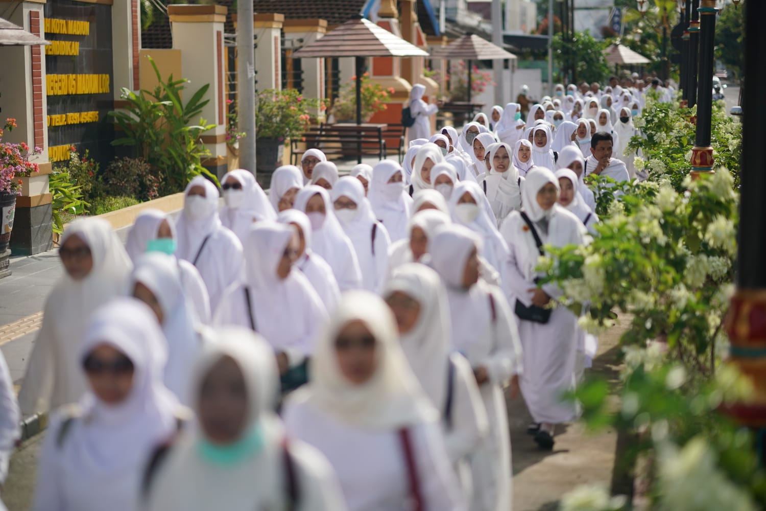 Foto 4 dari 10: Tak Hanya Anak Sekolah, Kasek, Guru, dan Pengawas Juga Laksanakan Manasik Umrah