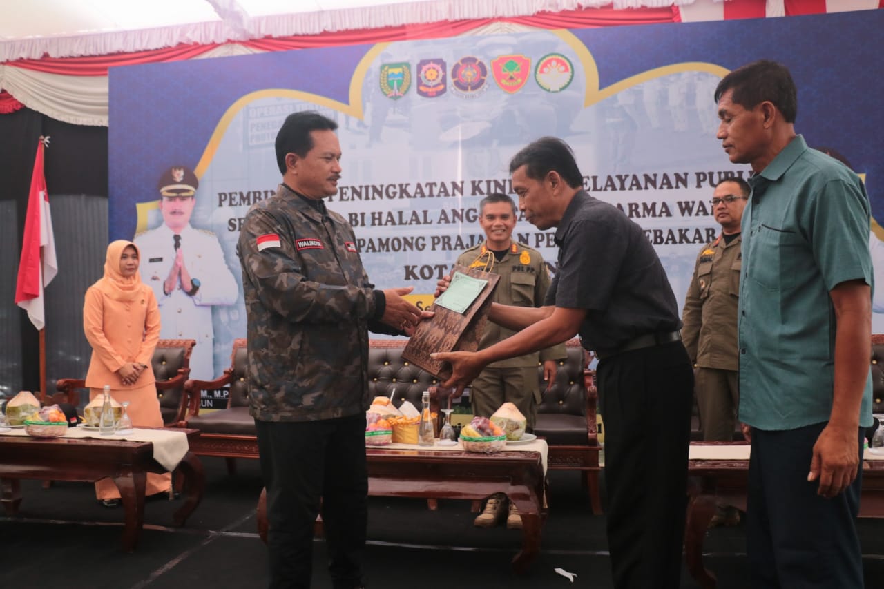 Foto 12 dari 12: Gelar Pembinaan Peningkatan Kinerja Pelayanan Publik, Wali Kota Harap Satpol PP dan Damkar Optimal Berikan Pelayanan