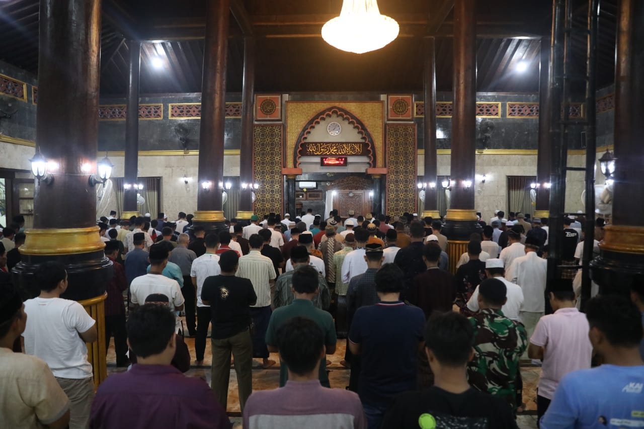 Foto 9 dari 10: Ikuti Salat Tarawih Perdana, Wali Kota Ajak Umat Muslim Tingkatkan Ibadah