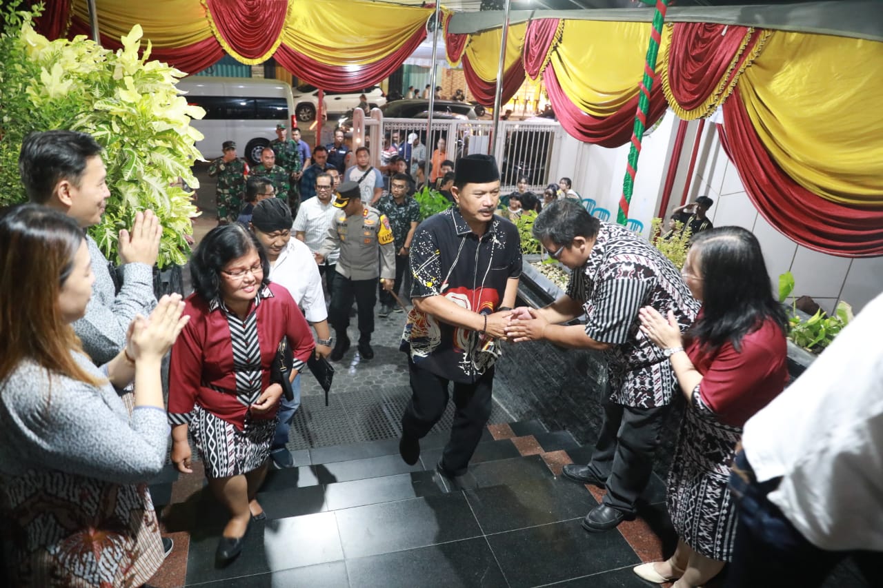 Foto 10 dari 21: Hadiri Misa Perayaan Natal, Wali Kota Dr. Maidi Harap Kebahagiaan dan Kesejahteraan Dirasakan Semua