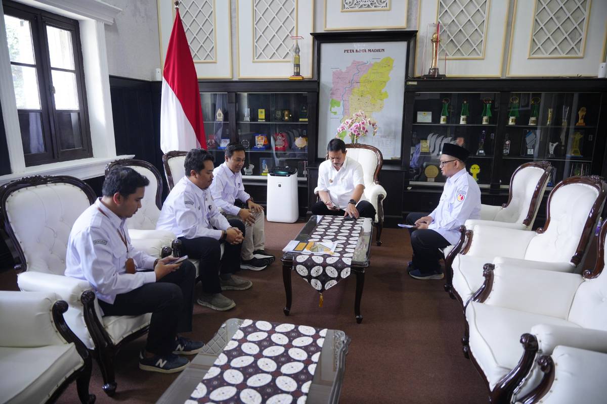 Foto 2 dari 18: Banyak Tamu Ingin Bertemu, Wali Kota Layani Empat Audiensi Sekaligus Secara Bergantian