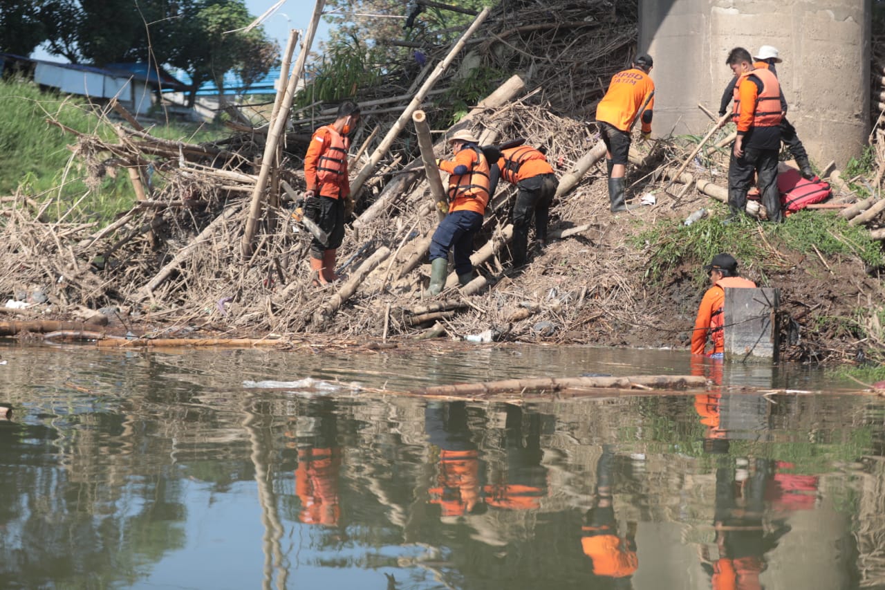 Bawah Jembatan Banyak Bambrongan Bambu, BPBD Gerak Cepat Lakukan Pembersihan