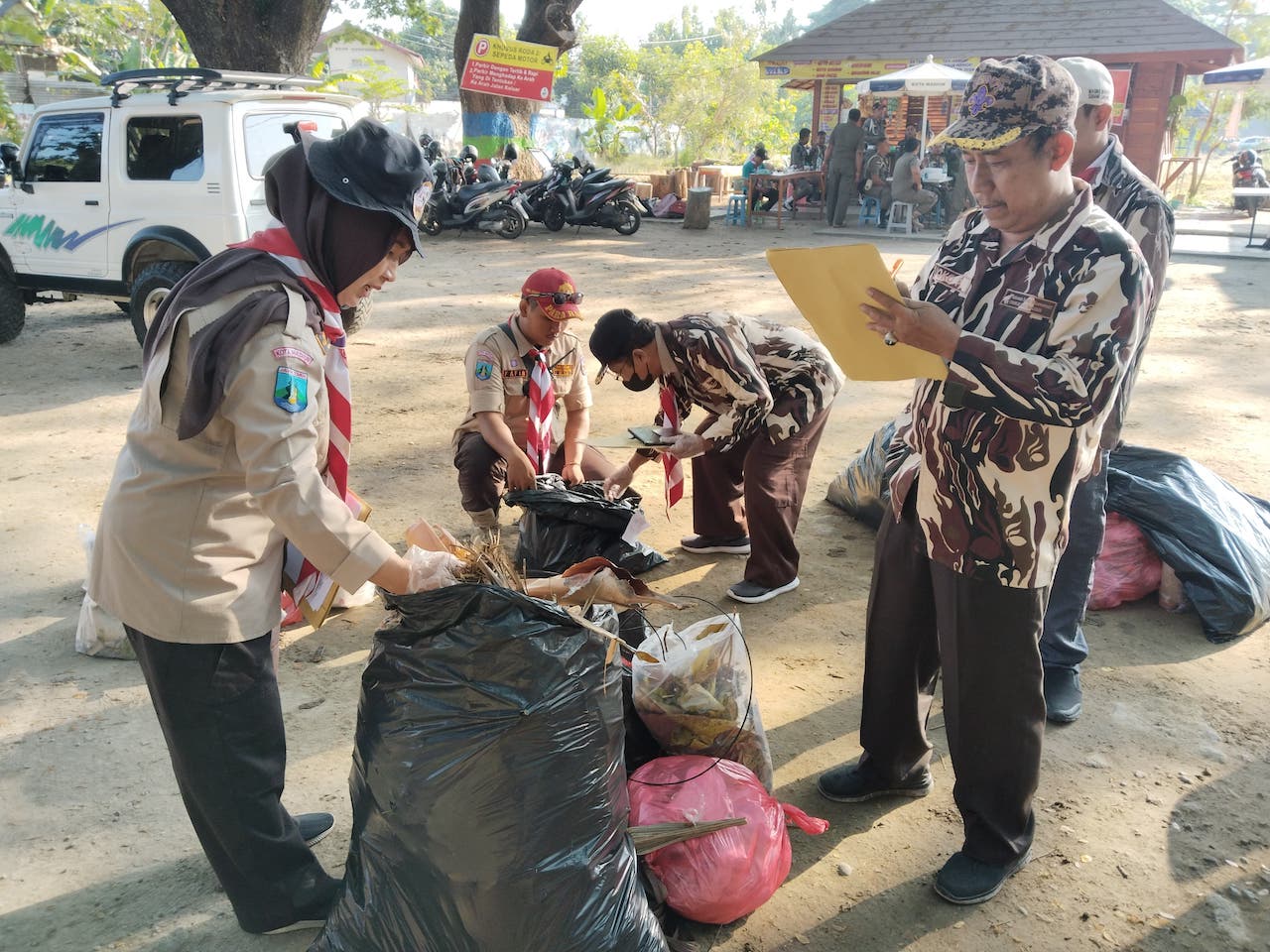 Foto 4 dari 9: Gelar Jalan Sehat, Satpol PP Ajak Siswa Jaga Kebersihan Lingkungan