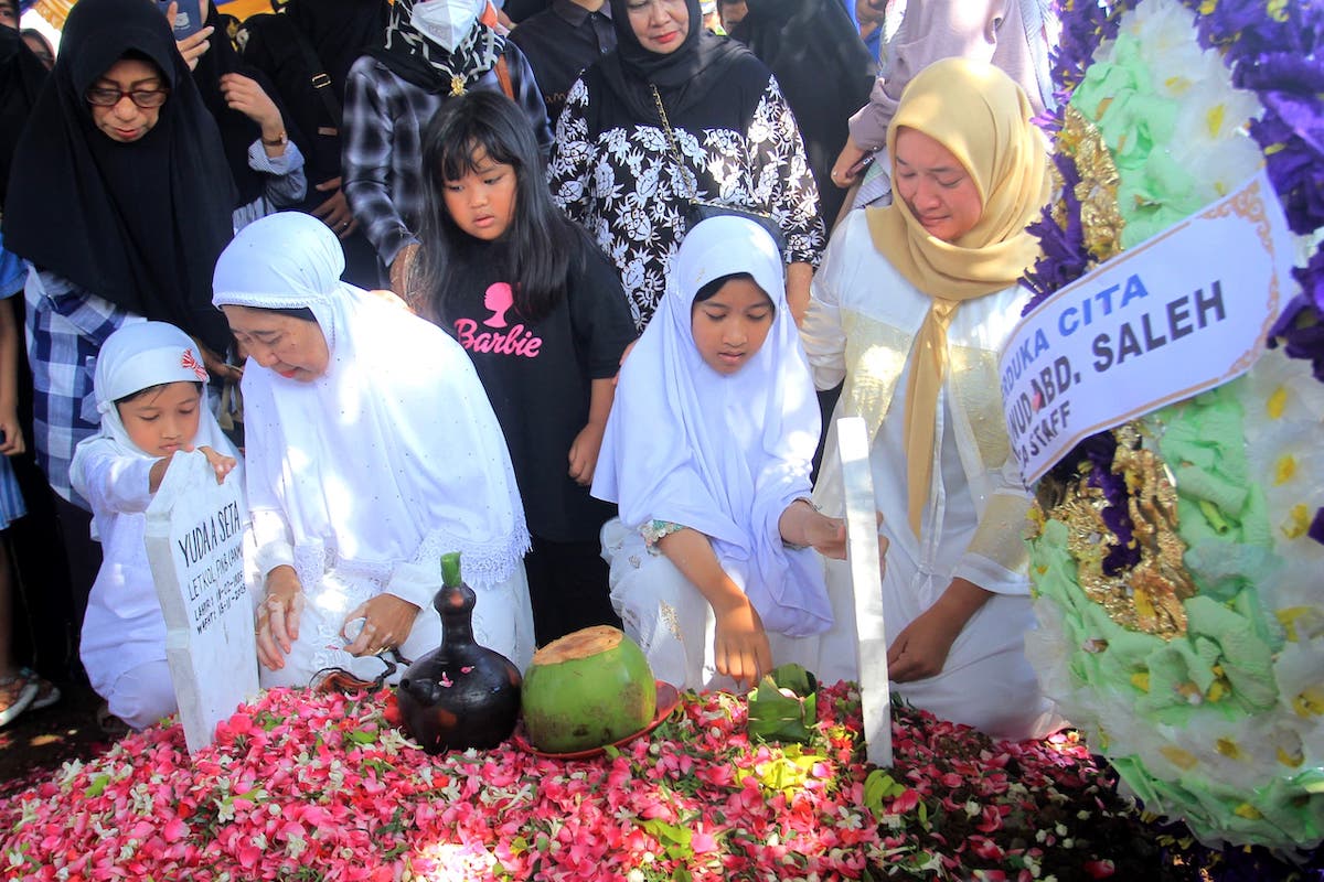 Foto 6 dari 8: Pilot Korban Pesawat Jatuh di Pasuruan Dimakamkan di TMP Kota Madiun