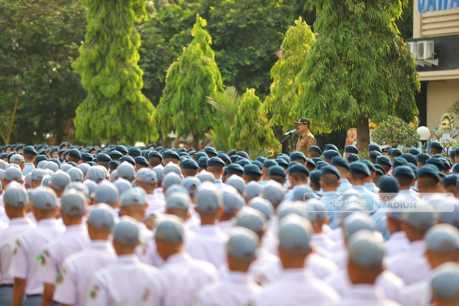 Foto 9 dari 9: Jadi Pembina Upacara di SMAN 3 Taruna Angkasa, Wali Kota: Pelajar Jangan Sampai Jadi Korban Perubahan