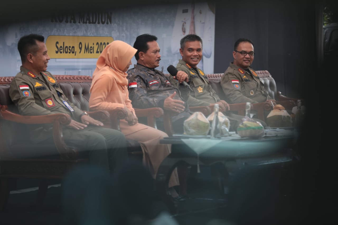 Foto 2 dari 12: Gelar Pembinaan Peningkatan Kinerja Pelayanan Publik, Wali Kota Harap Satpol PP dan Damkar Optimal Berikan Pelayanan