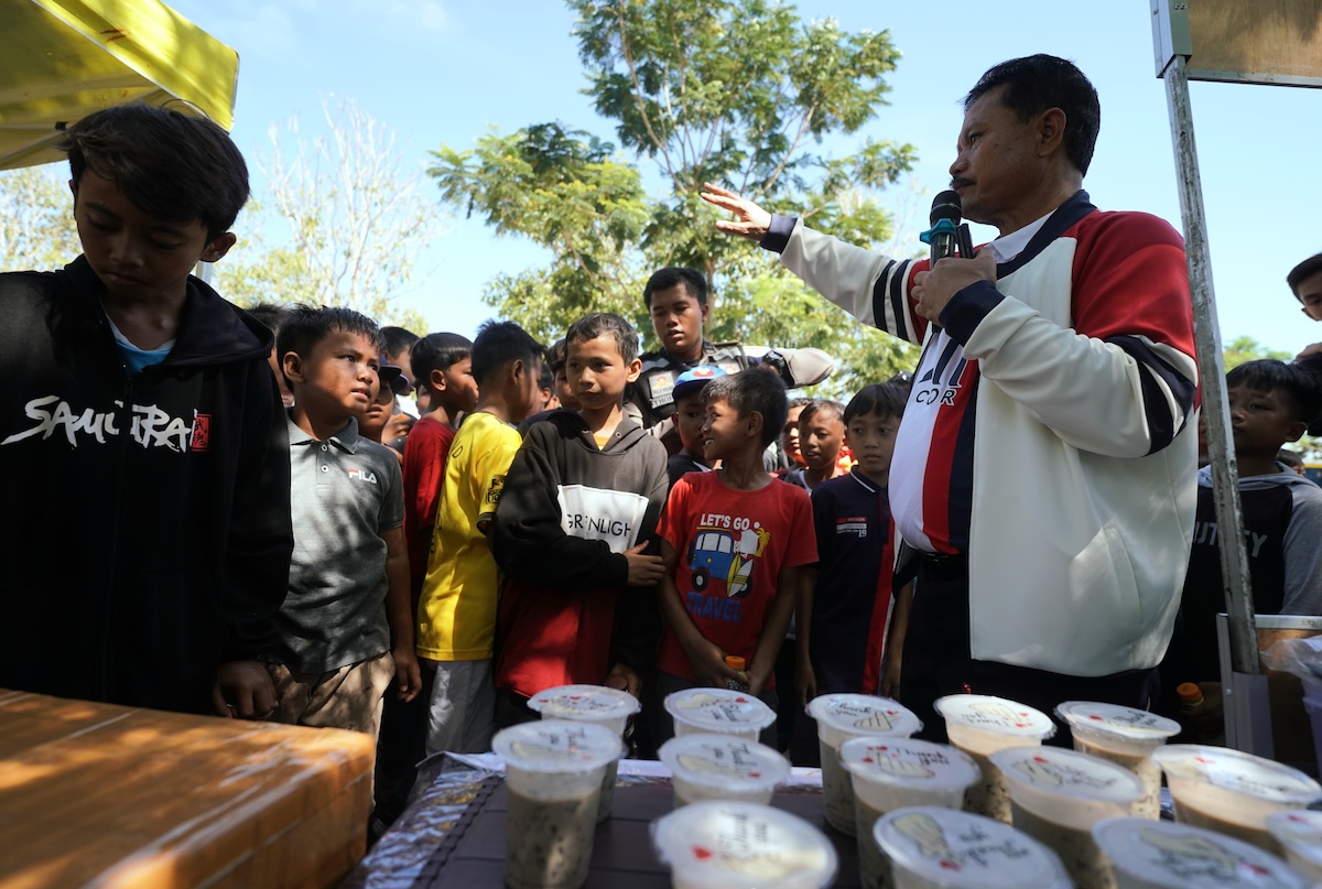 Foto 3 dari 9: Hore dapat Traktiran dari Pak Wali