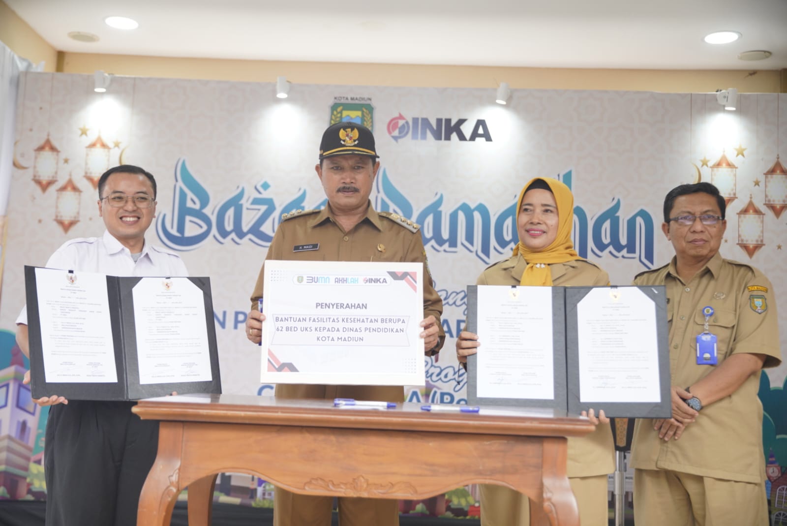 Foto 1 dari 9: Wali Kota Maidi Serahkan Bantuan CSR Hingga Buka Bazar Takjil Lapak UMKM