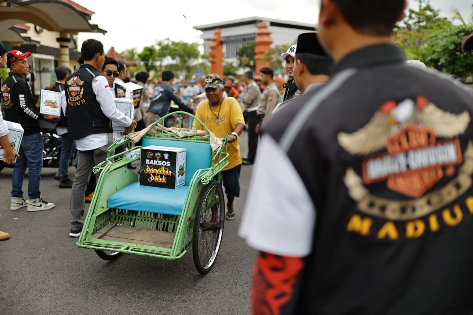 Foto 9 dari 10: Saling Berbagi, Polres Madiun Kota Bersama HDCI Gelar Bakti Sosial