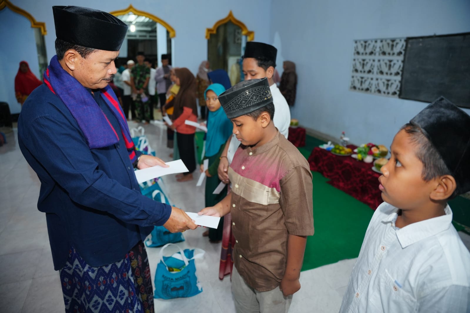 Foto 4 dari 10: Gelar Salat Isya di Masjid Baddal’ul Muttaqin, Wali Kota Sosialisasi Sekaligus Salurkan Bantuan ke Warga