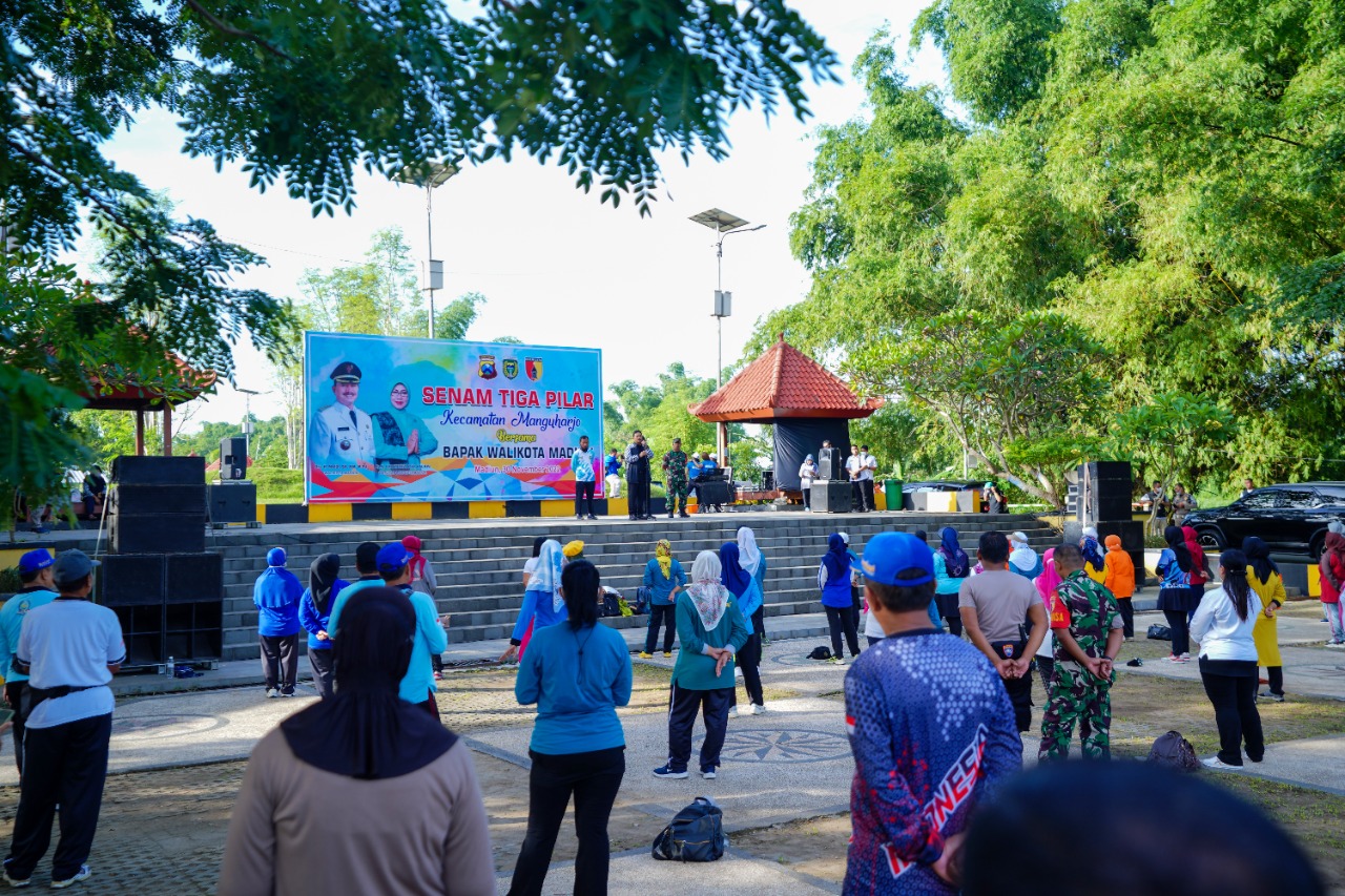 Foto 10 dari 10: Senam Tiga Pilar Kecamatan Manguharjo, Wali Kota Harap Pola Hidup Sehat Jadi Gaya Hidup