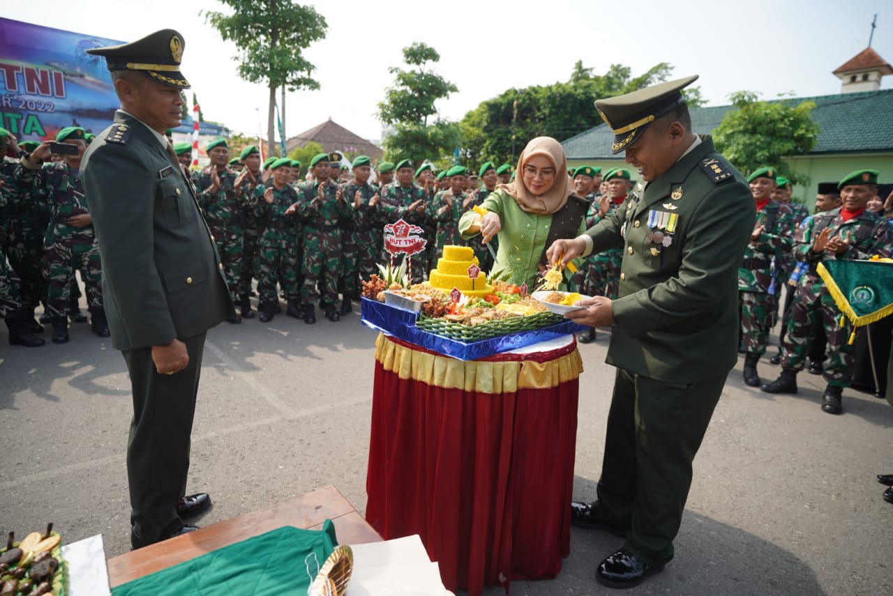 Foto 6 dari 11: Rayakan HUT Ke-77 TNI, Polisi Kota/Kabupaten Beri Kejutan Untuk Korem