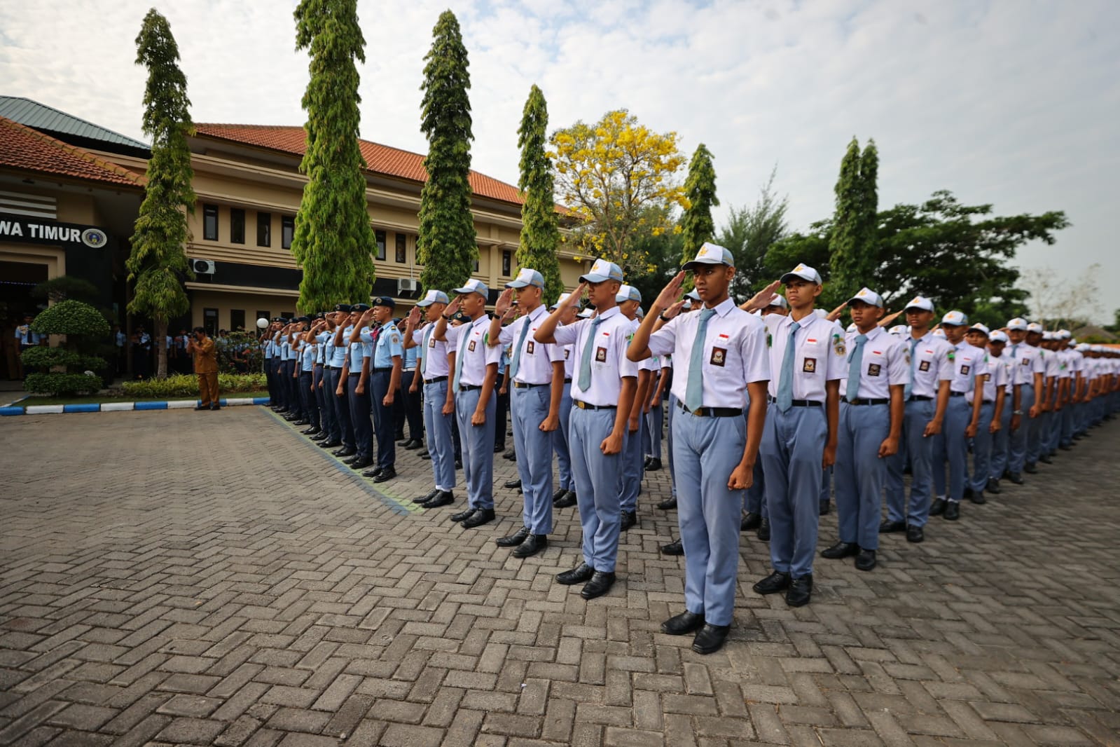 Foto 8 dari 9: Jadi Pembina Upacara di SMAN 3 Taruna Angkasa, Wali Kota: Pelajar Jangan Sampai Jadi Korban Perubahan