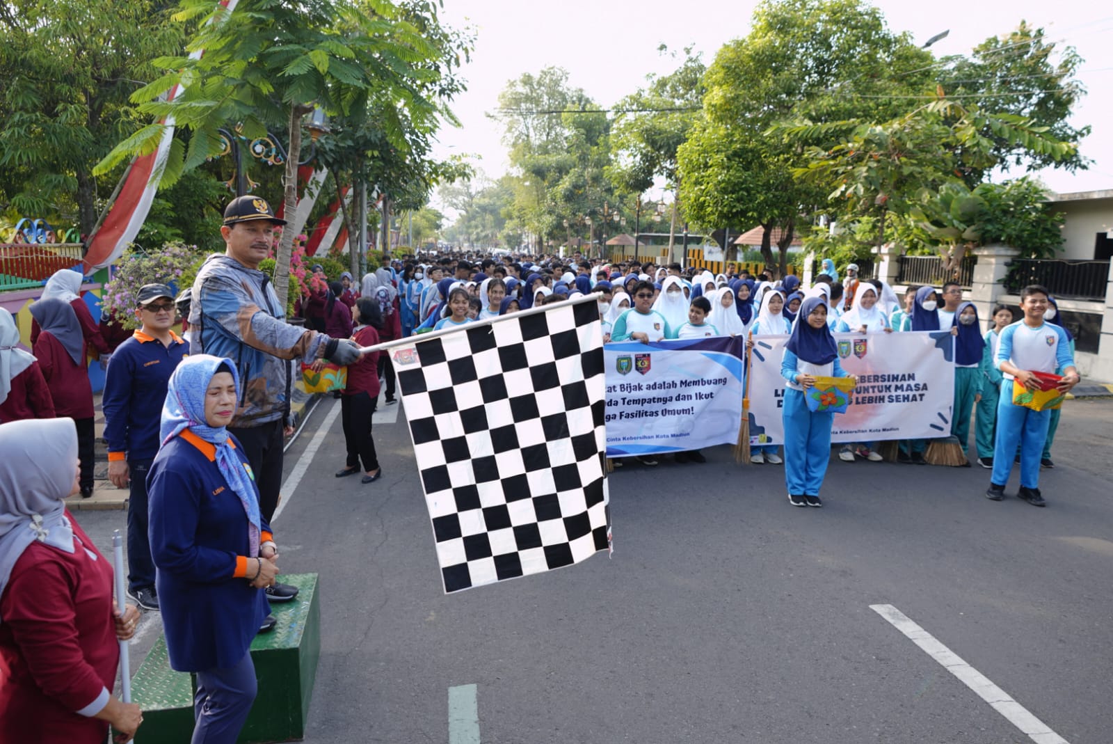 Foto 5 dari 5: Budayakan Cinta Lingkungan, Wali Kota Madiun Maidi Ajak Siswa Bersihkan Lingkungan Sekolah