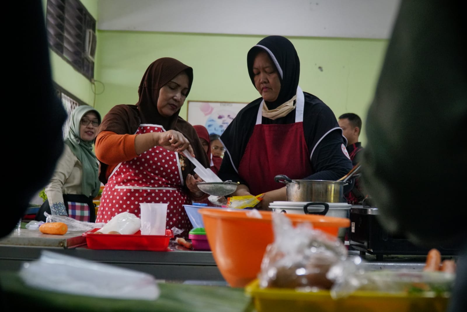Foto 10 dari 11: Tambah Skill Driver Ojol Perempuan, Dinsos PPPA Gelar Pelatihan Memasak