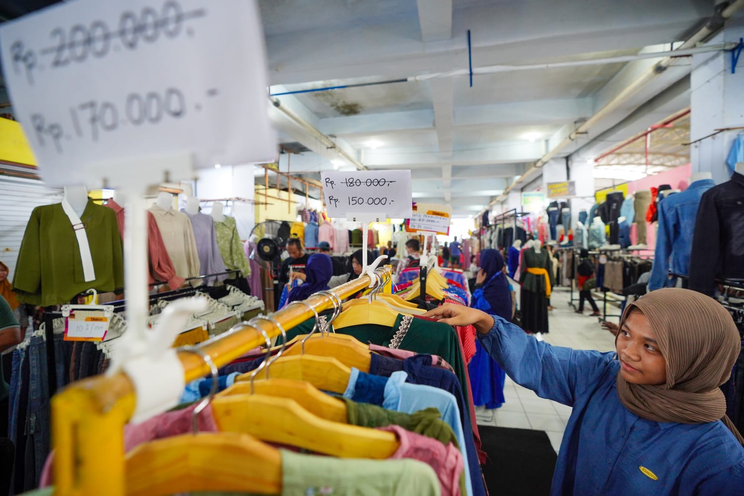 Foto 10 dari 10: Buka Madiun Market Fashion Shopping Festival, Wali Kota Harap Pasar Makin Ramai