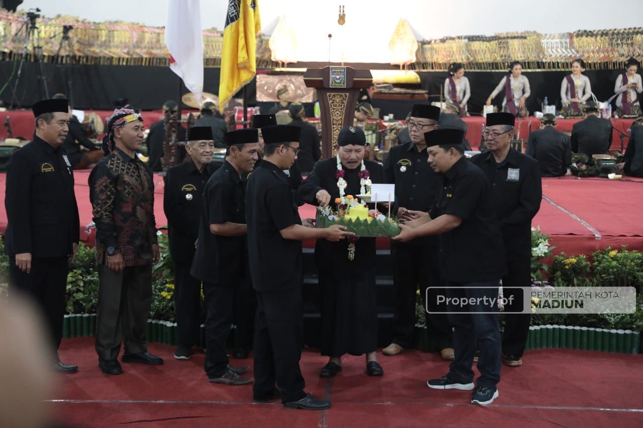 Foto 4 dari 13: Hadiri Pagelaran Wayang Kulit HUT 101 PSHT, Wali Kota: Pencak Silat Simpan Potensi Seni, Budaya, dan Ekonomi