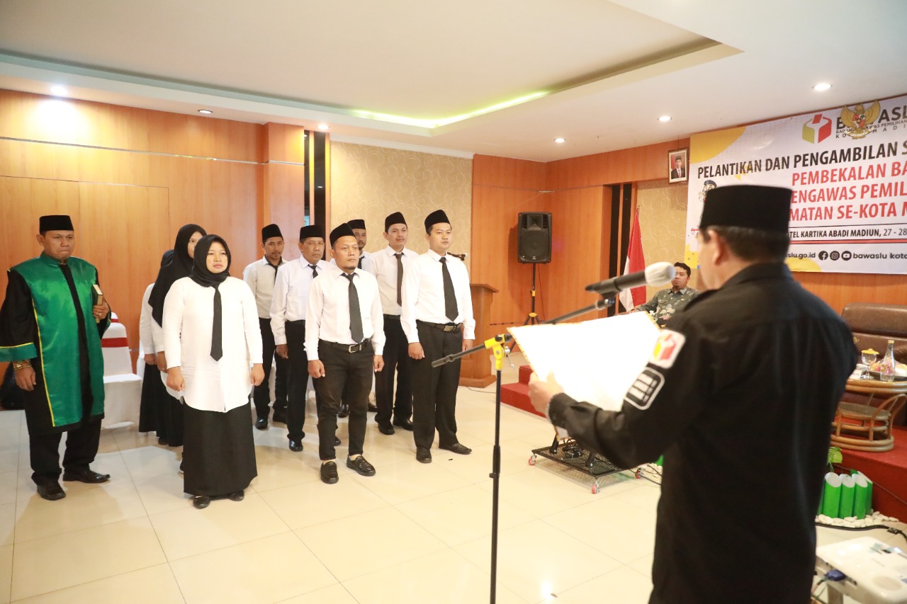Foto 2 dari 10: Hadiri Pelantikan Pengawas Pemilu Kecamatan, Wali Kota Harap Berikan Kinerja Terbaik