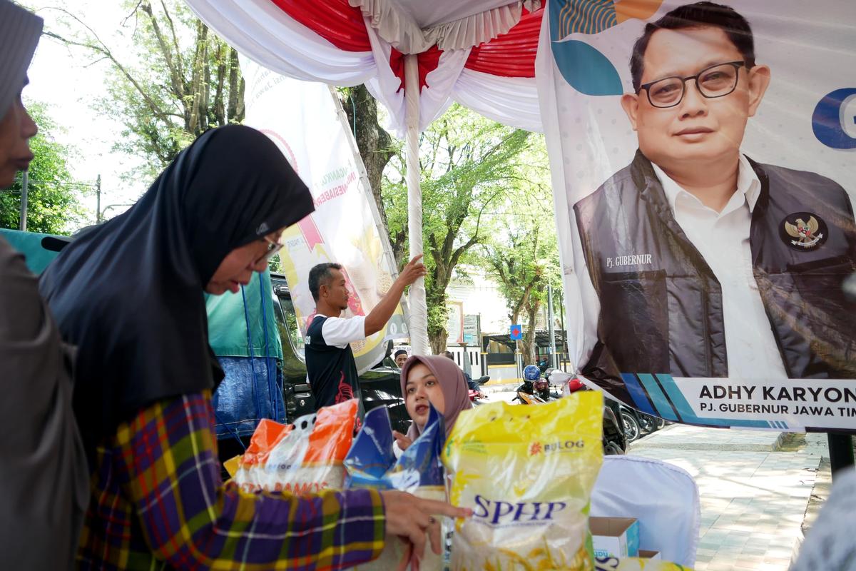 Foto 8 dari 19: Stabilisasi Harga Dan Stok Bahan Pangan, Pemprov Jatim - Pemkot Madiun Hadirkan Gerakan Pangan Murah