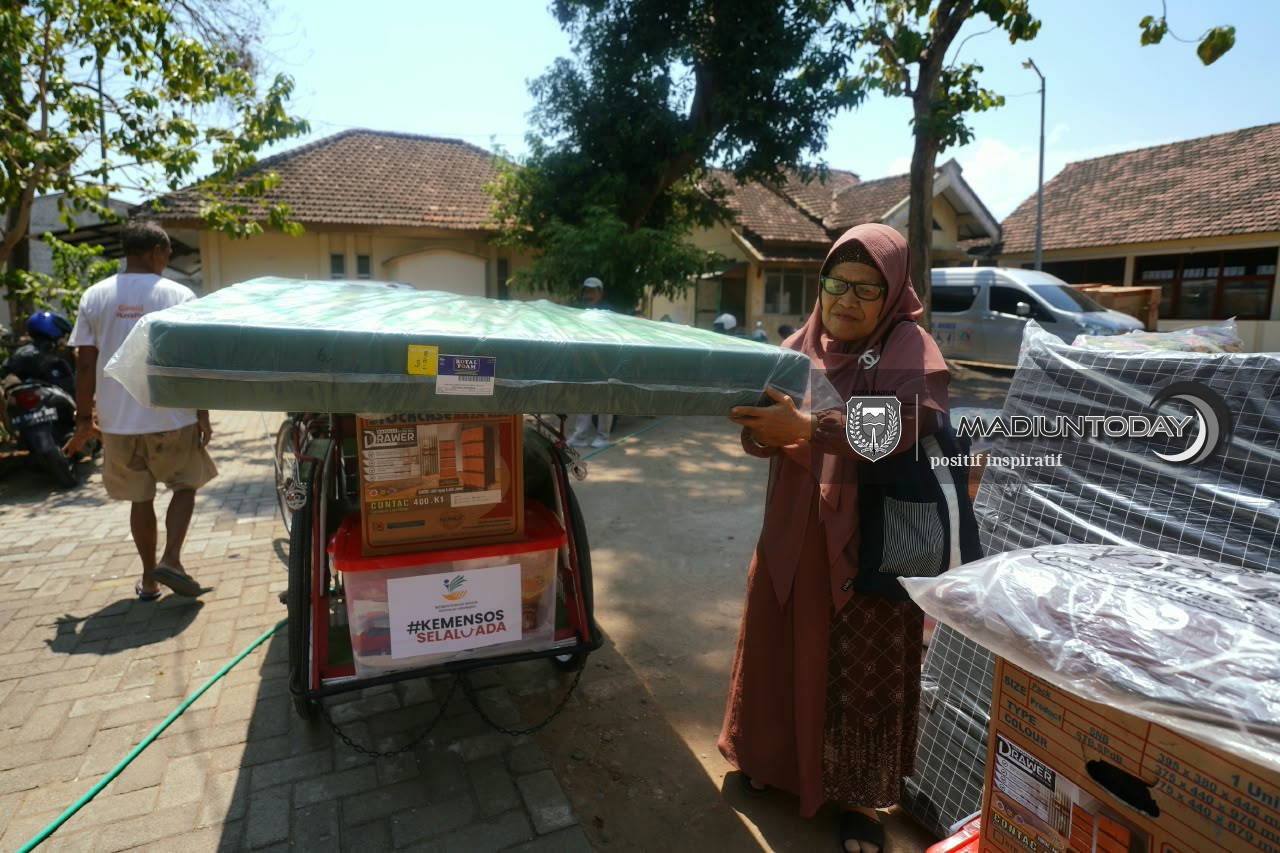 Foto 8 dari 11: 52 Penerima Manfaat di Kota Madiun Terima Bantuan ATENSI dari Kemensos RI