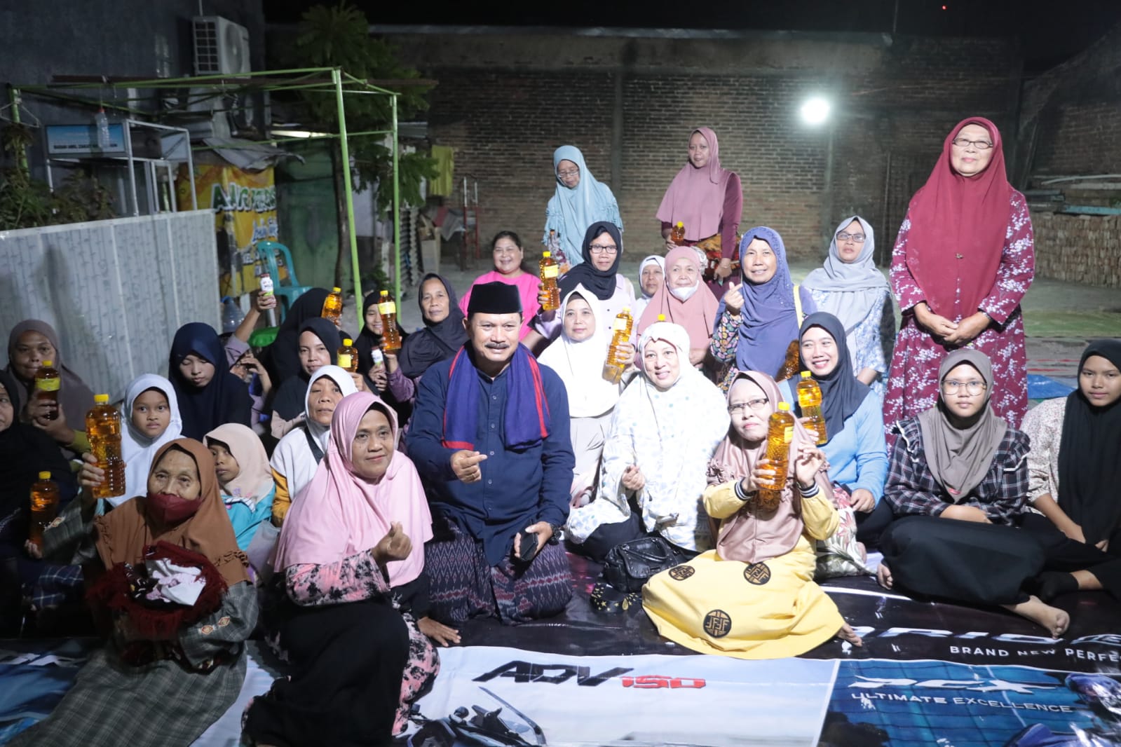 Foto 8 dari 8: Shalat Magrib di Masjid Al Iman, Wali Kota Beri Santunan Hingga Bantuan untuk Pavingisasi