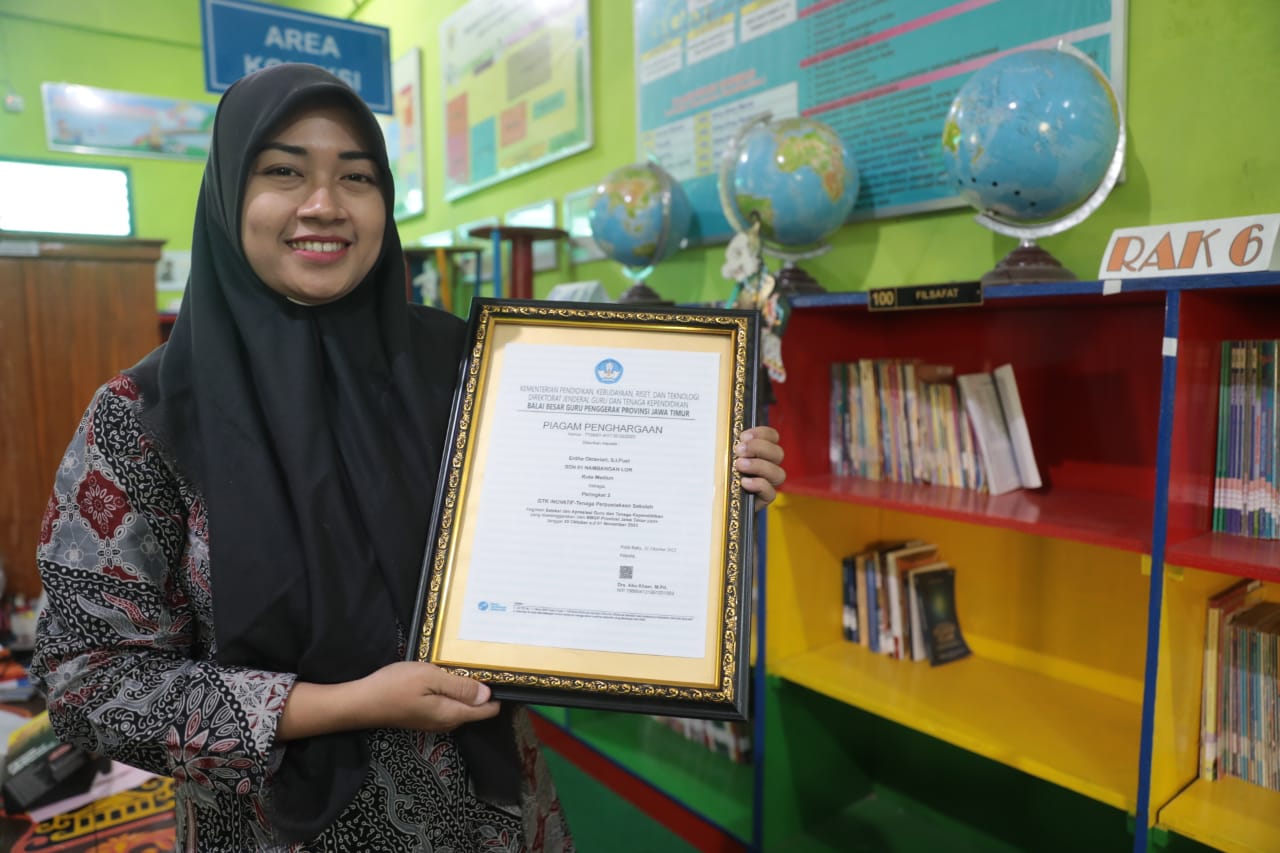 Hadirkan Inovasi Layanan Perpustakaan, Petugas Pustaka SDN 01 Nambangan Lor Raih Penghargaan Tingkat Provinsi