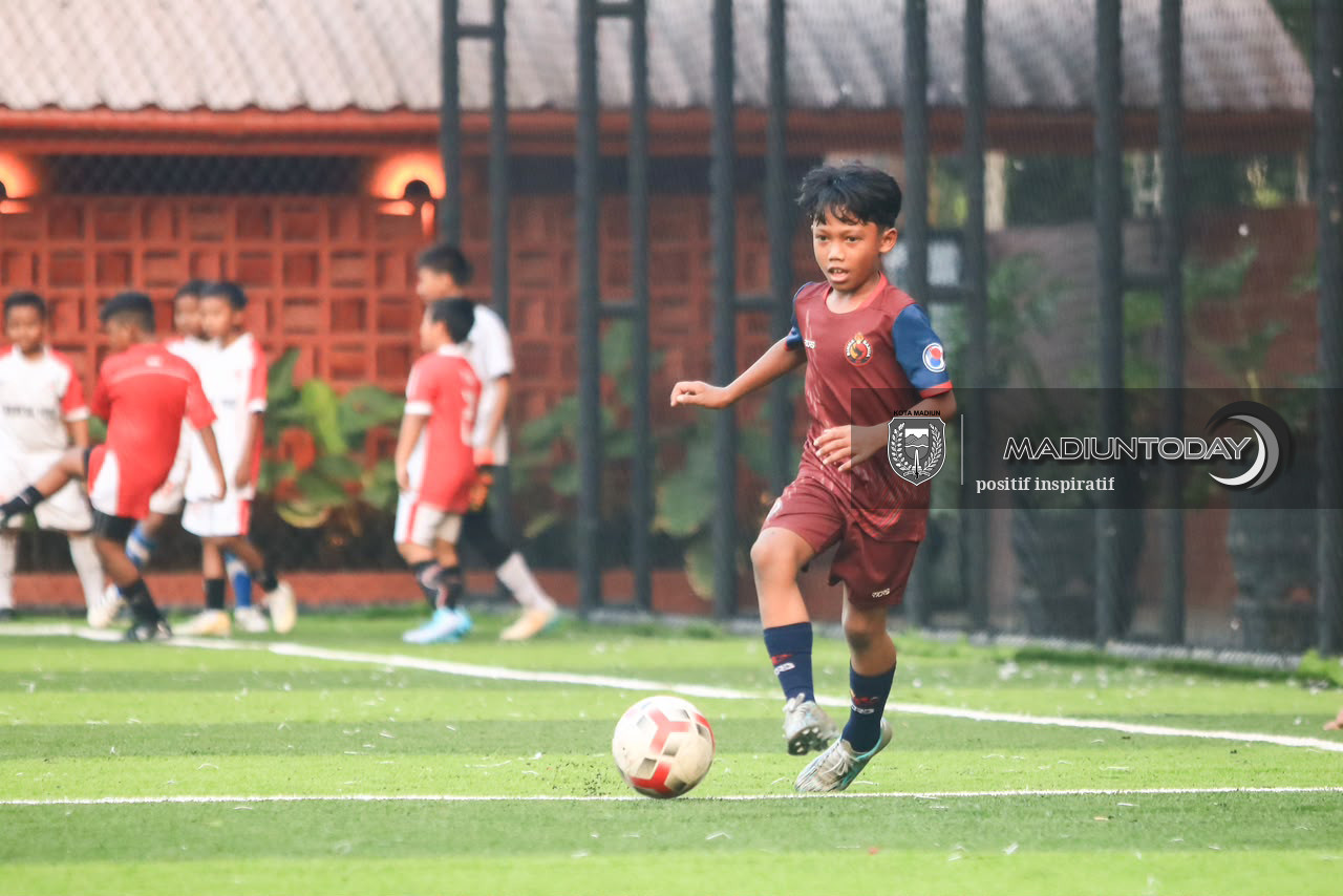 Foto 4 dari 10: Kantongi Puluhan Kejuaraan di Usia 10 Tahun, Pesepak Bola Cilik Kota Pendekar Ini Dipercaya Jadi Kapten di Ibu Kota