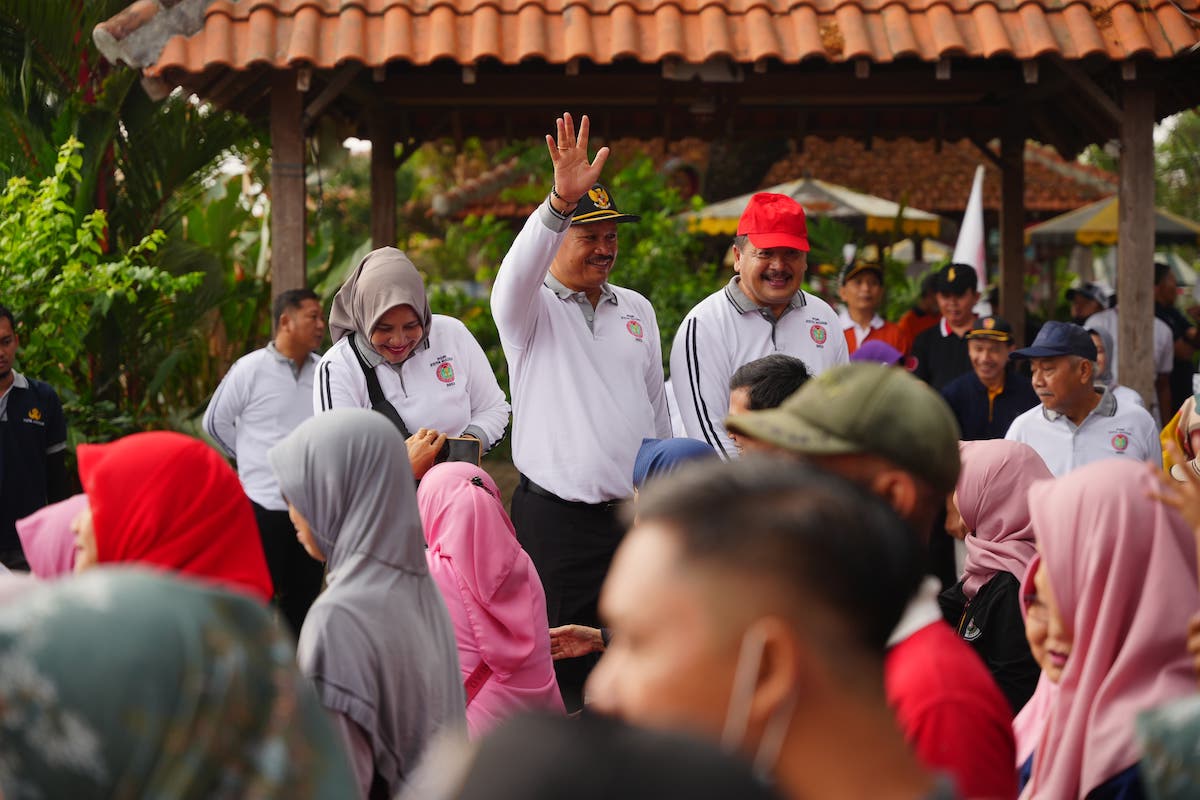Foto 7 dari 8: Wali Kota Ikut Jalan Santai Peringatan HUT PGRI ke 78 dan HGN