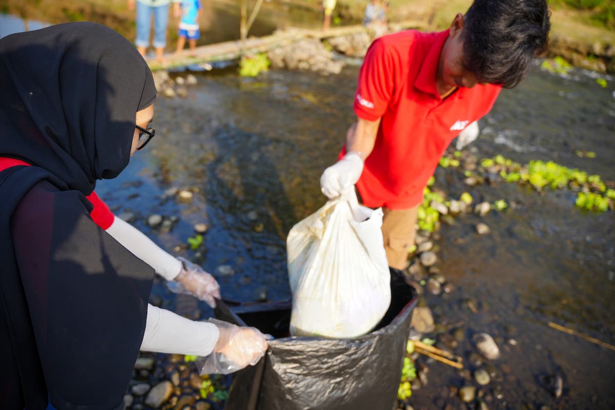 Foto 4 dari 9: Peduli Lingkungan Sekaligus Peringati World Clean Up Day, Ace Hardware Gelar Bersih-Bersih Kali Bantaran
