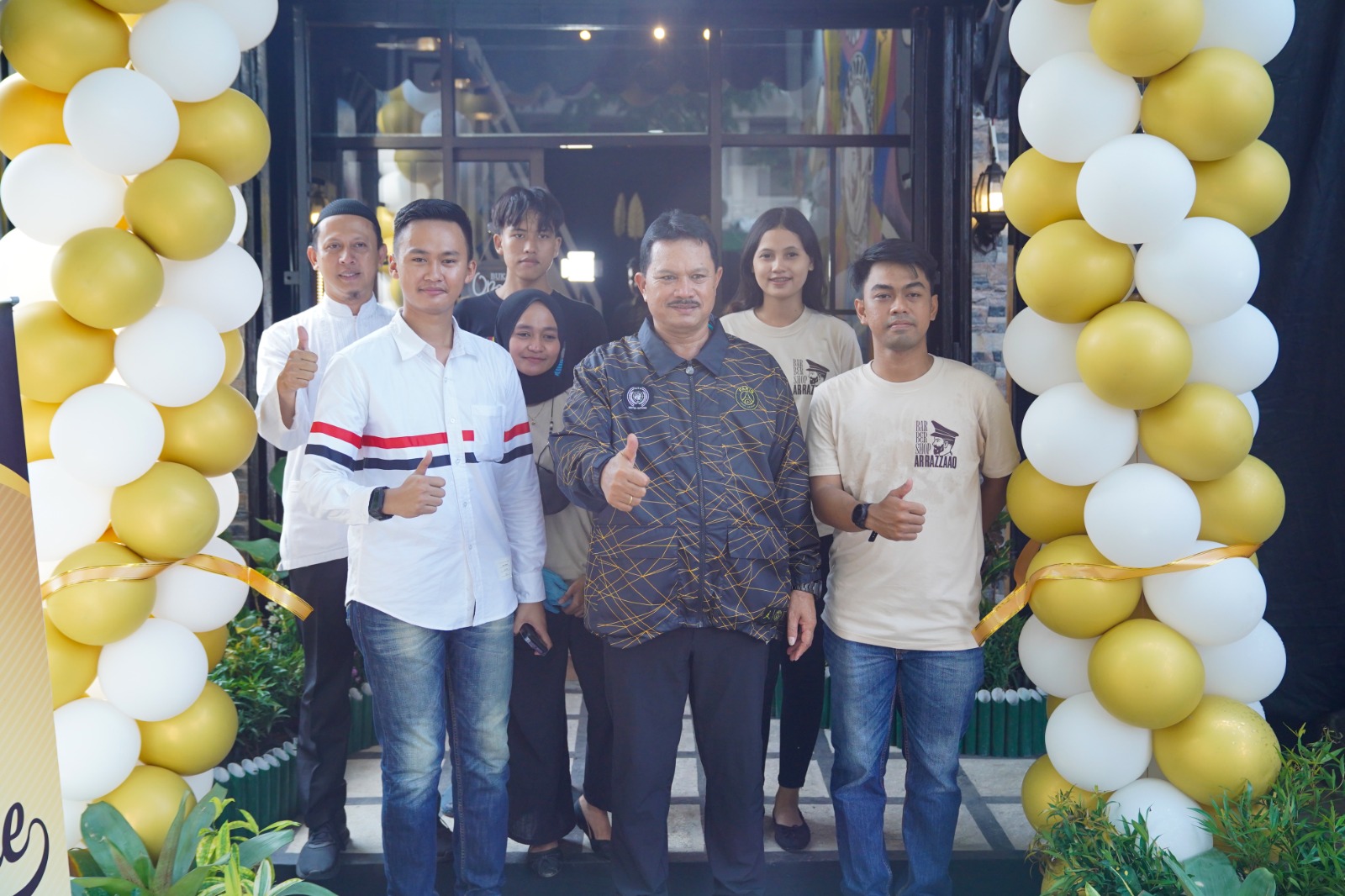 Foto 10 dari 10: Hadiri Pembukaan Barbershop, Wali Kota Pelaku Usaha Ramaikan Ekonomi Kota