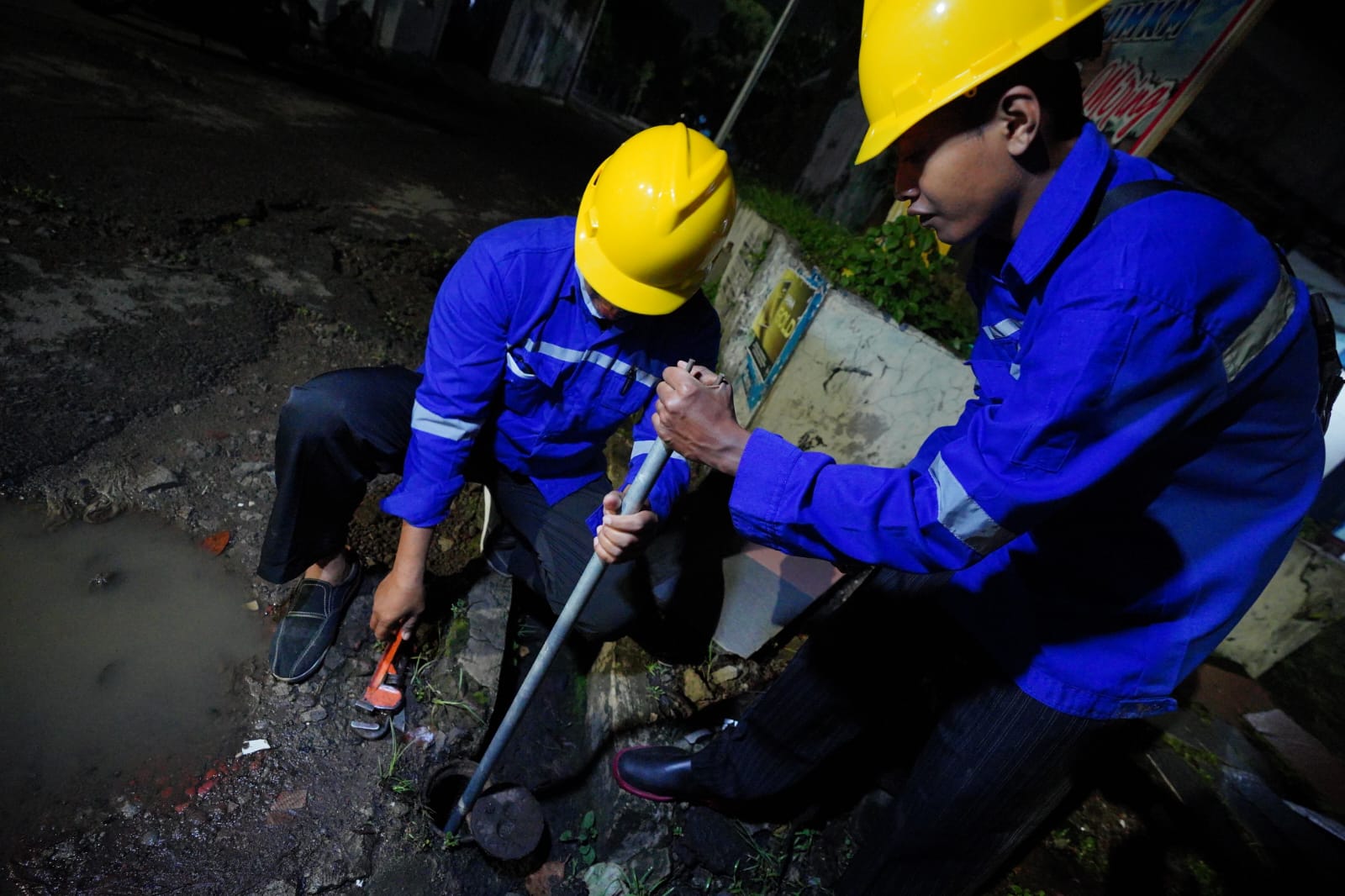 Foto 2 dari 6: Jaga Suplai Air ke Pelanggan Tetap Bersih, Petugas Rutin Lakukan Pembersihan Pipa Minimal Sebulan Sekali