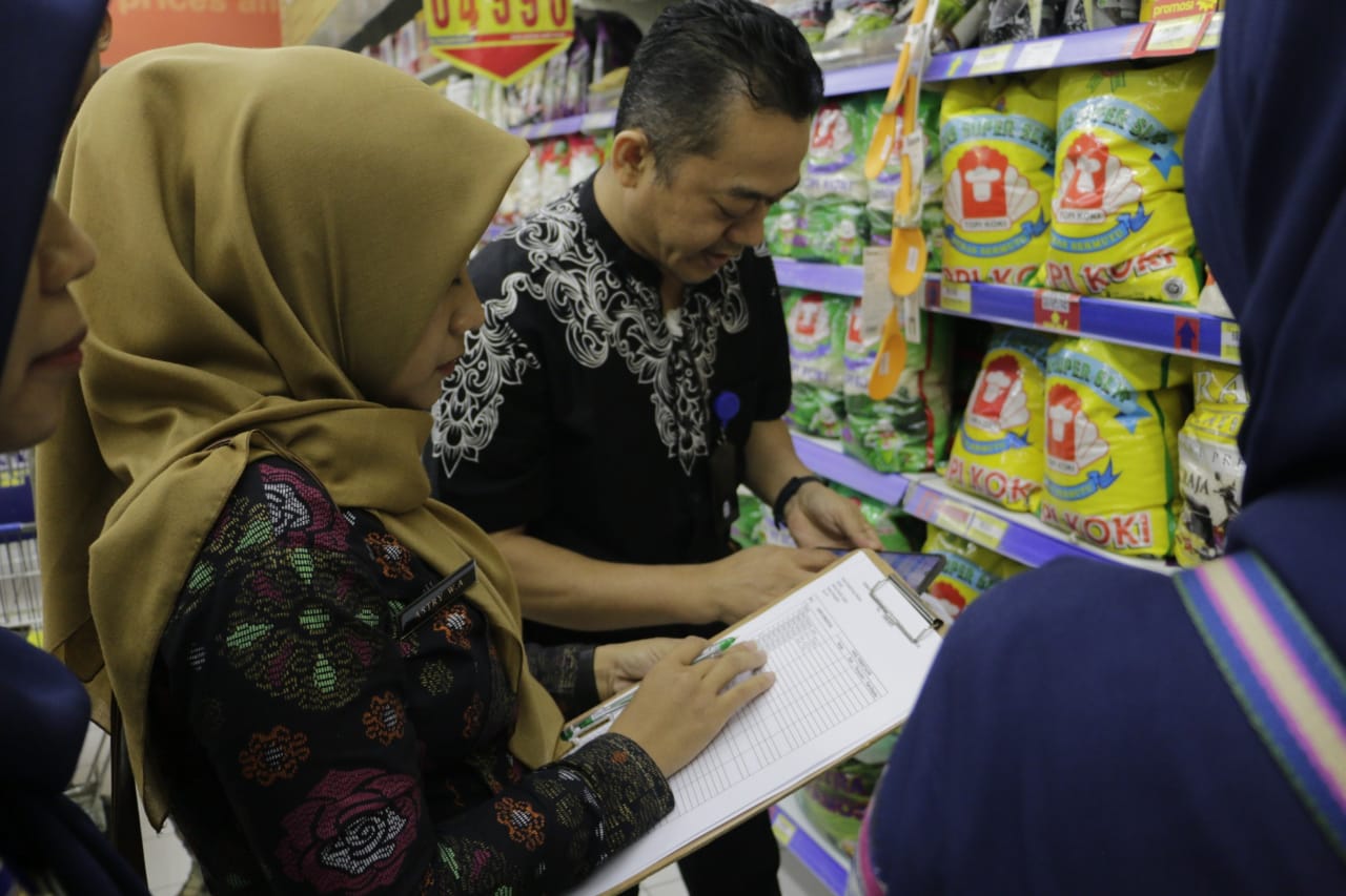 Foto 3 dari 9: Pastikan Stok Bapok Aman, Tim Gabungan Gelar Pemantauan Di Pasar Modern